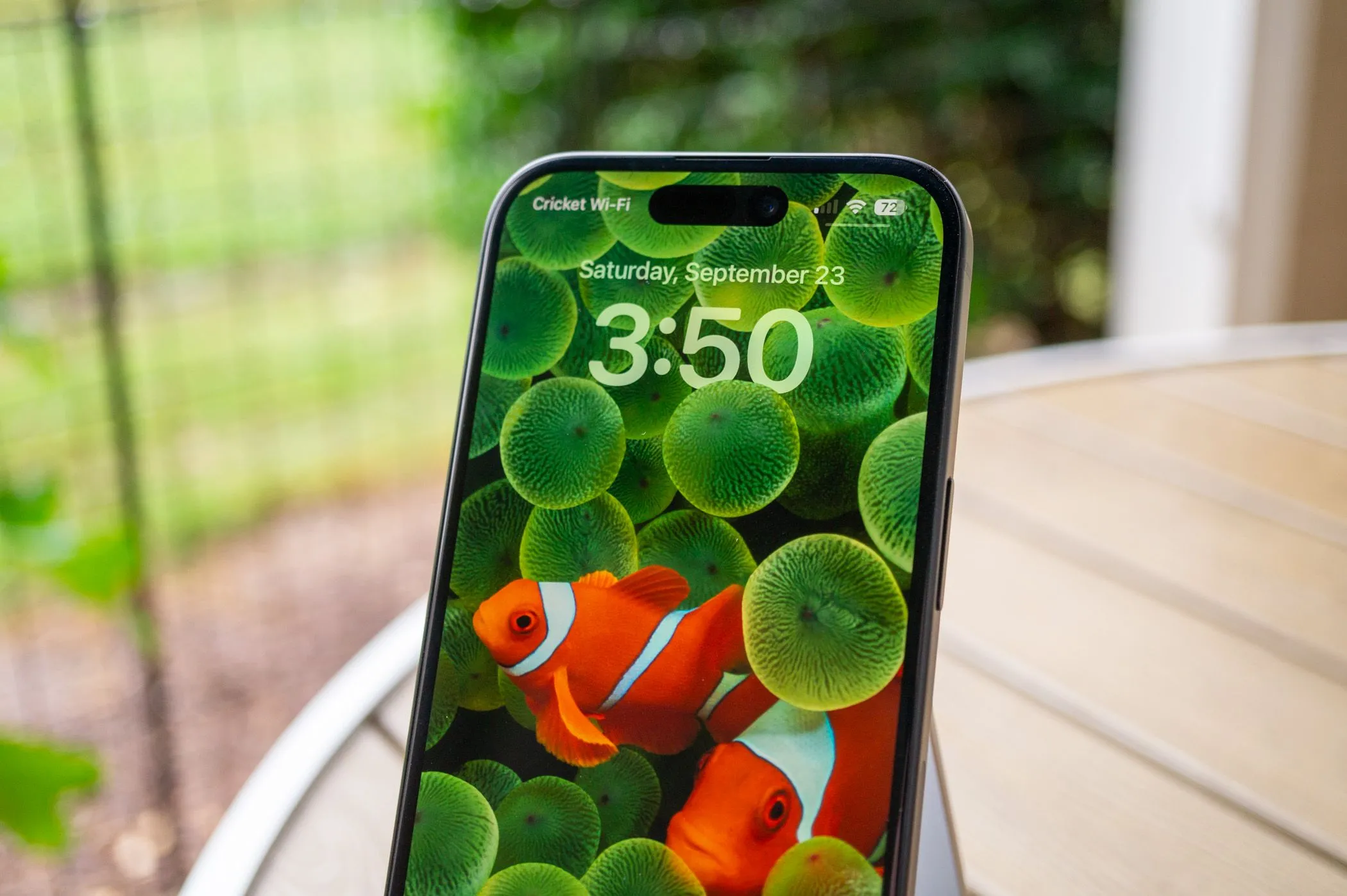 Màn hình khóa iPhone 15 hiển thị thông báo và Dynamic Island.