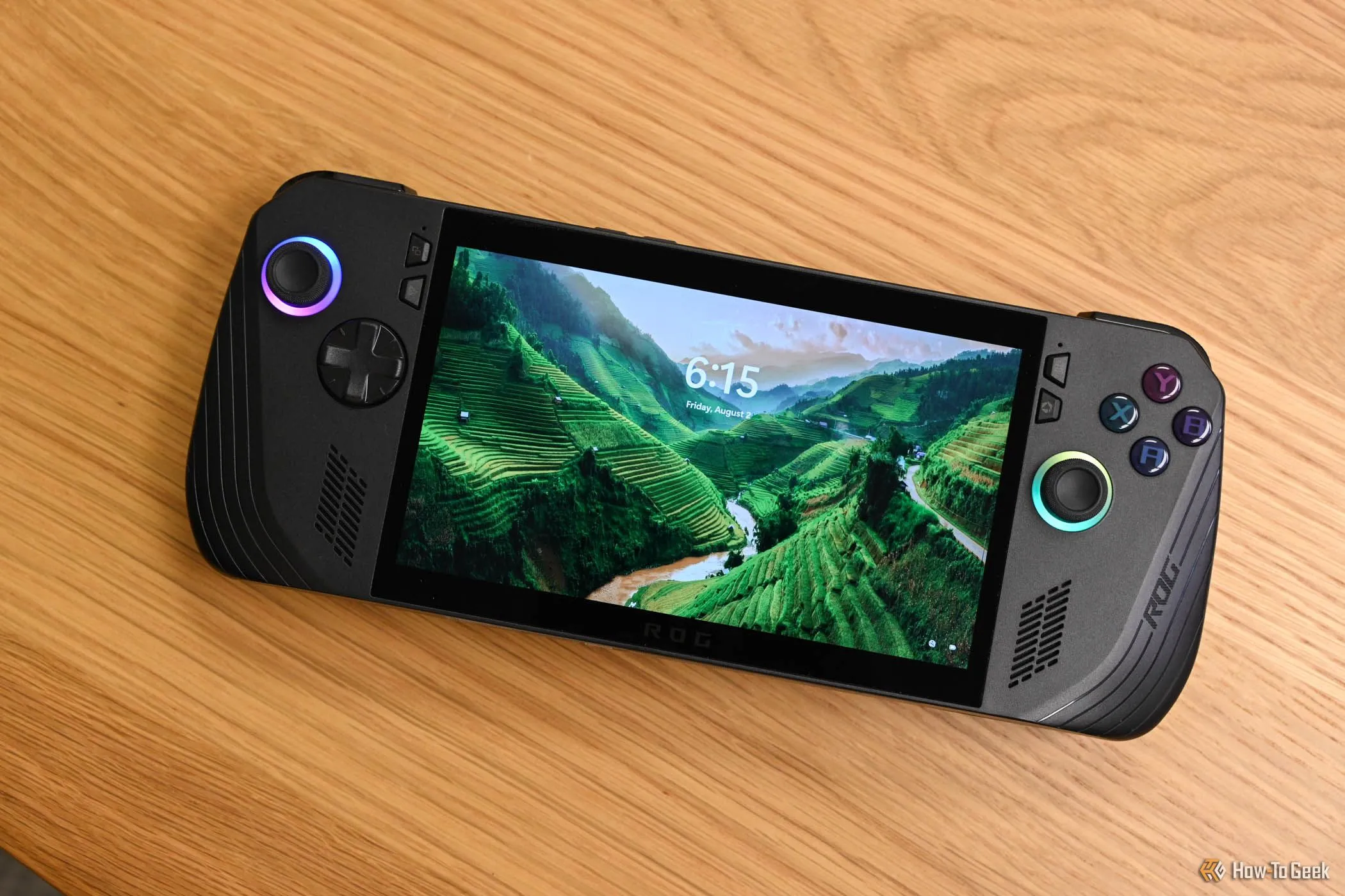 Màn hình khóa trên thiết bị cầm tay chơi game ASUS ROG Ally X hiển thị bố cục bàn phím mới.