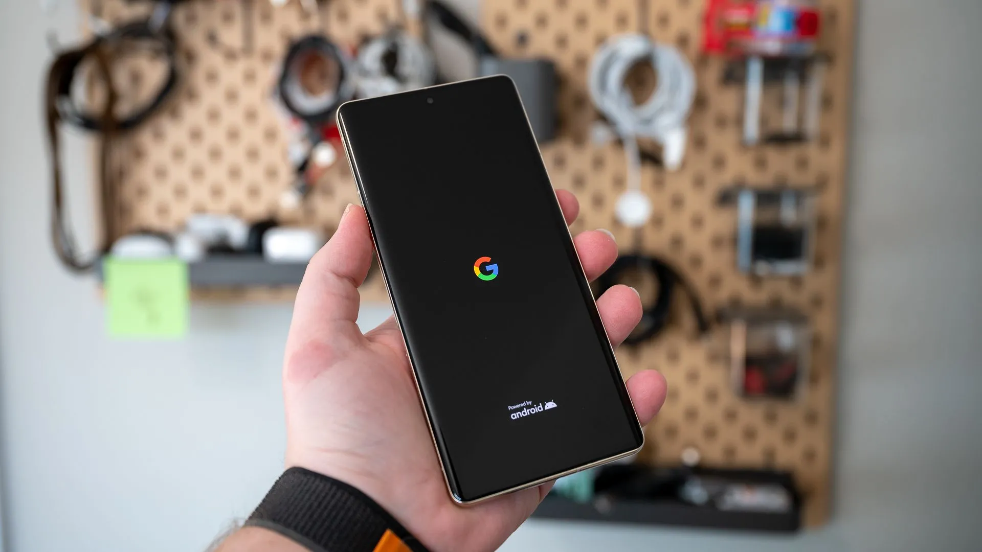 Màn hình khởi động Android 13 trên Pixel 7 Pro hiển thị logo Google và Powered by Android