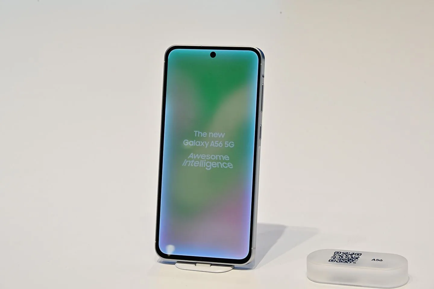 Màn hình lớn với viền mỏng của điện thoại Samsung Galaxy A56