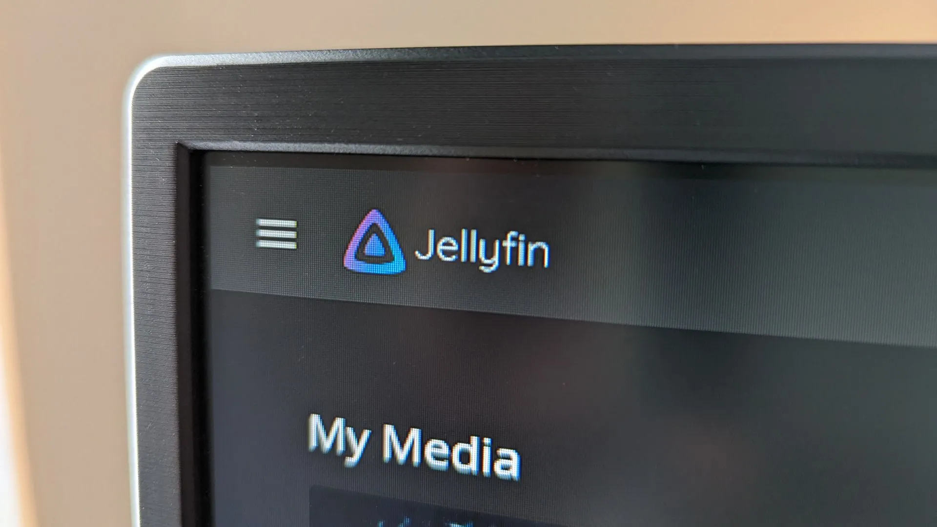 Màn hình máy tính hiển thị logo Jellyfin, một lựa chọn server media tự do