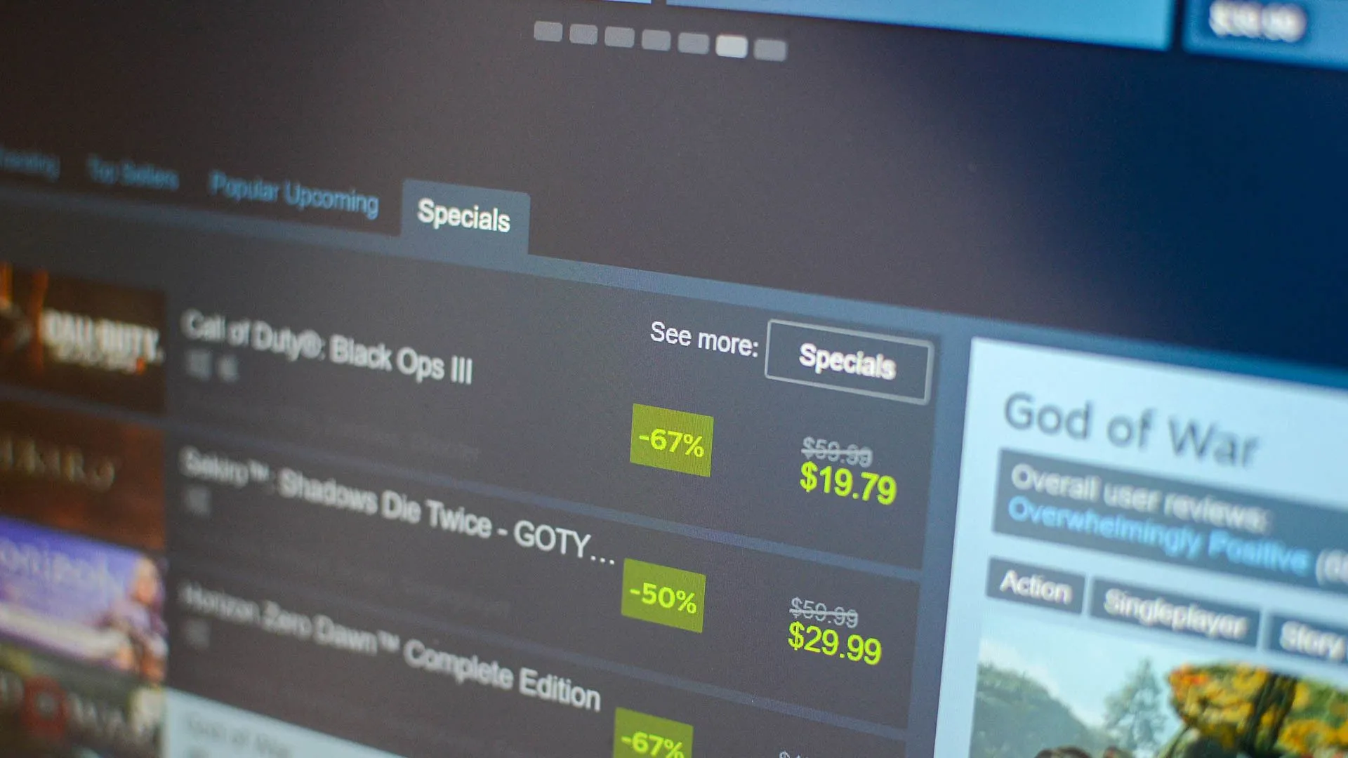 Màn hình máy tính hiển thị trang bán hàng Steam với các ưu đãi game hấp dẫn.