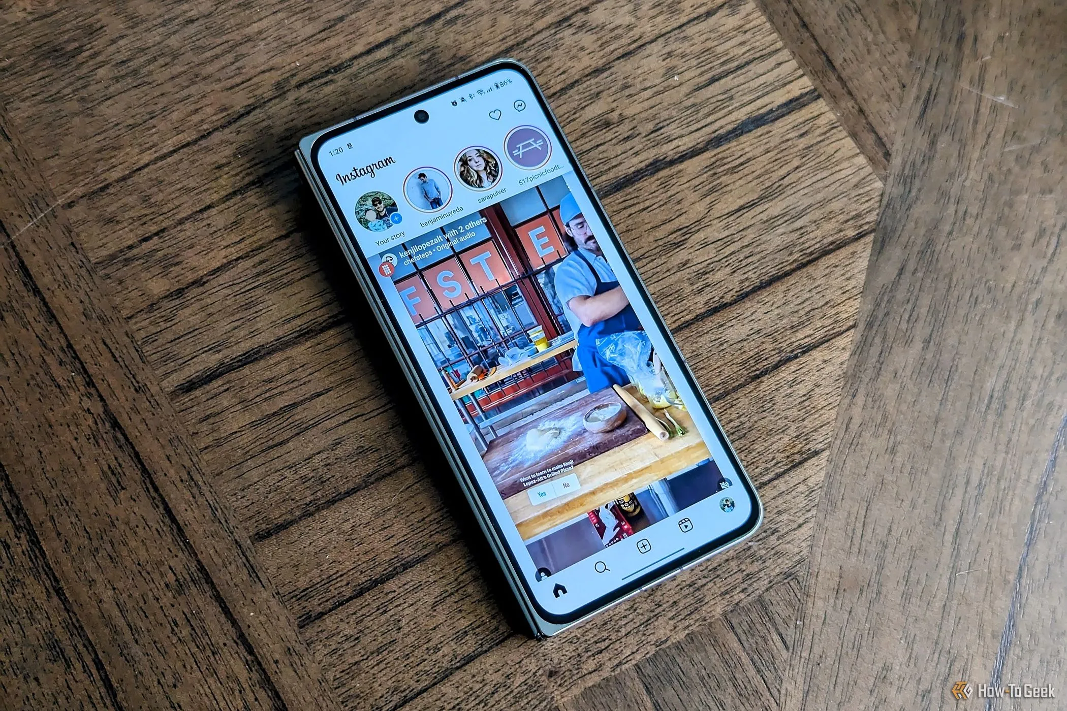 Màn hình ngoài của OnePlus Open hiển thị ứng dụng Instagram, minh họa sự phổ biến của mạng xã hội trên smartphone.