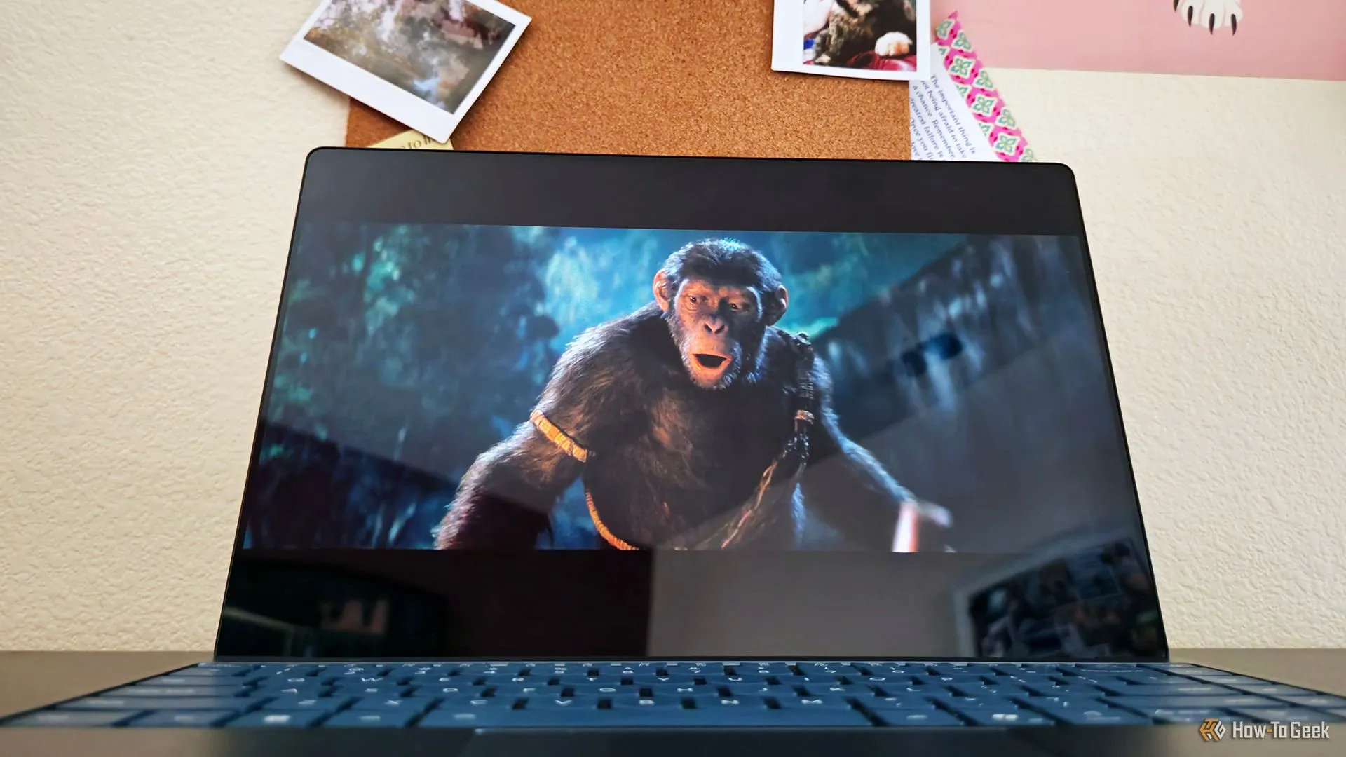 Màn hình OLED 4K sắc nét của Lenovo Yoga Slim 9i 14 Gen 10 hiển thị phim