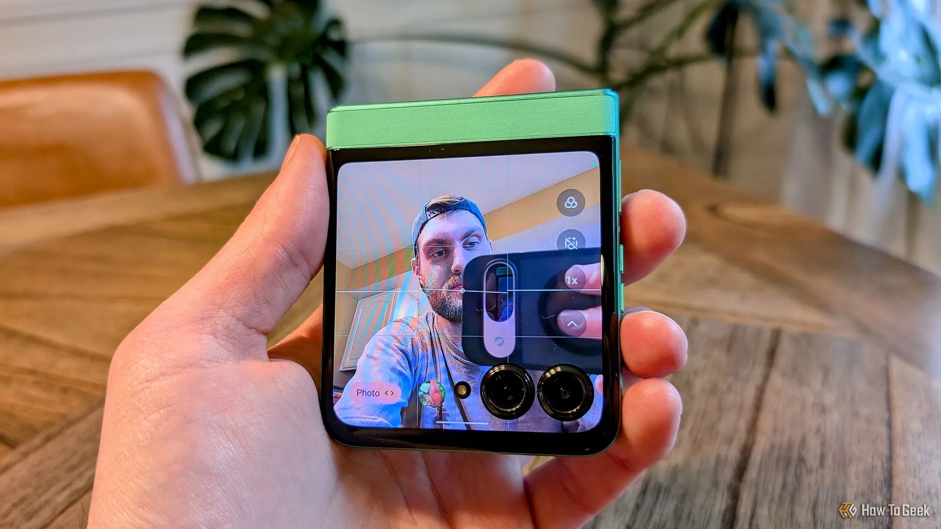 Màn hình phụ Moto Razr 2025 hiển thị giao diện camera