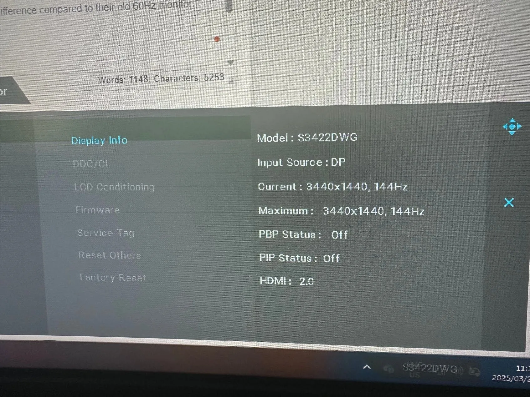Màn hình thông tin trên một màn hình Dell Ultrawide hiển thị độ phân giải và tần số quét hiện tại, giúp người dùng kiểm tra và điều chỉnh.