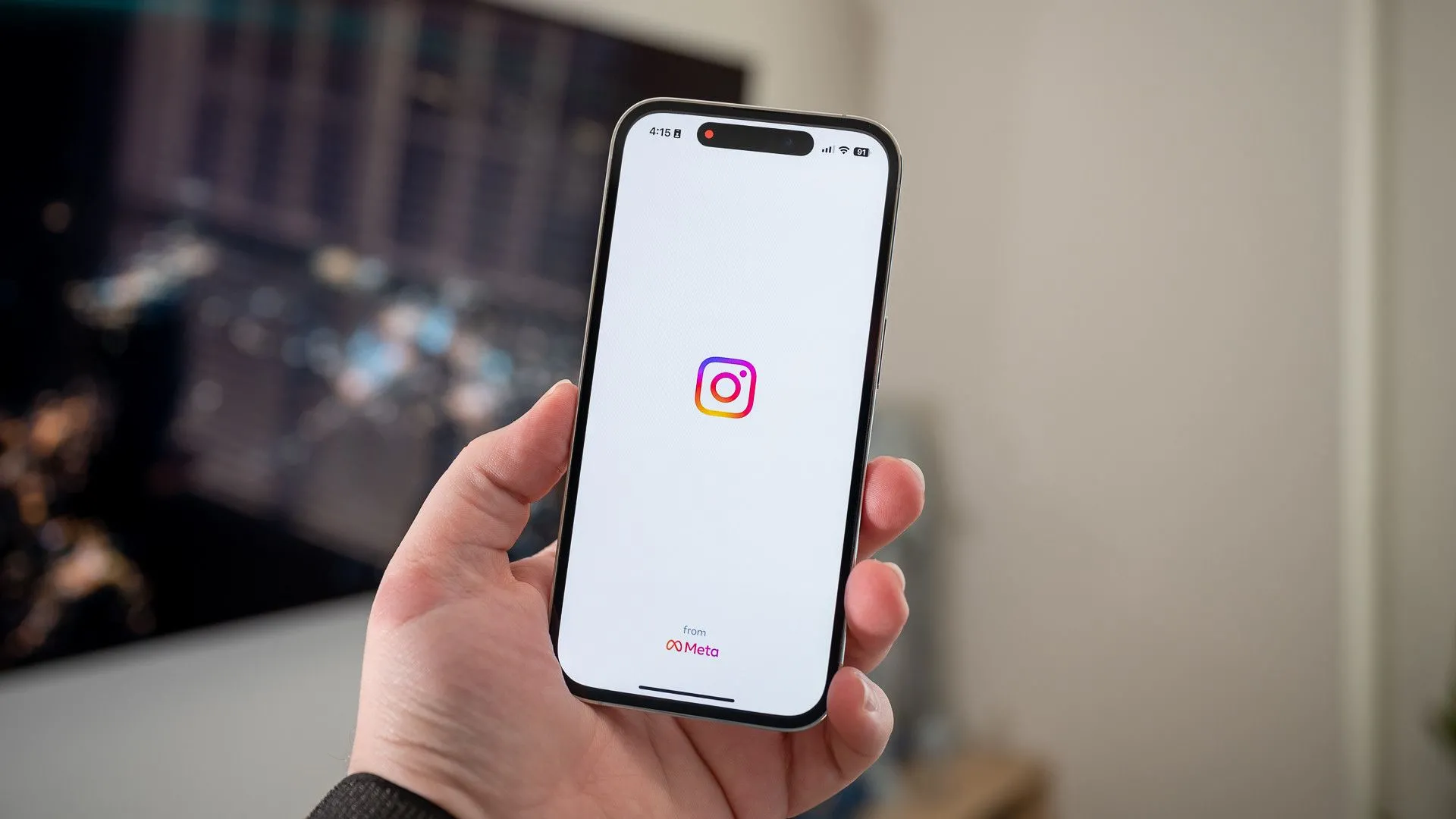 Màn hình ứng dụng Instagram từ Meta đang tải trên iPhone 14 Pro của Apple