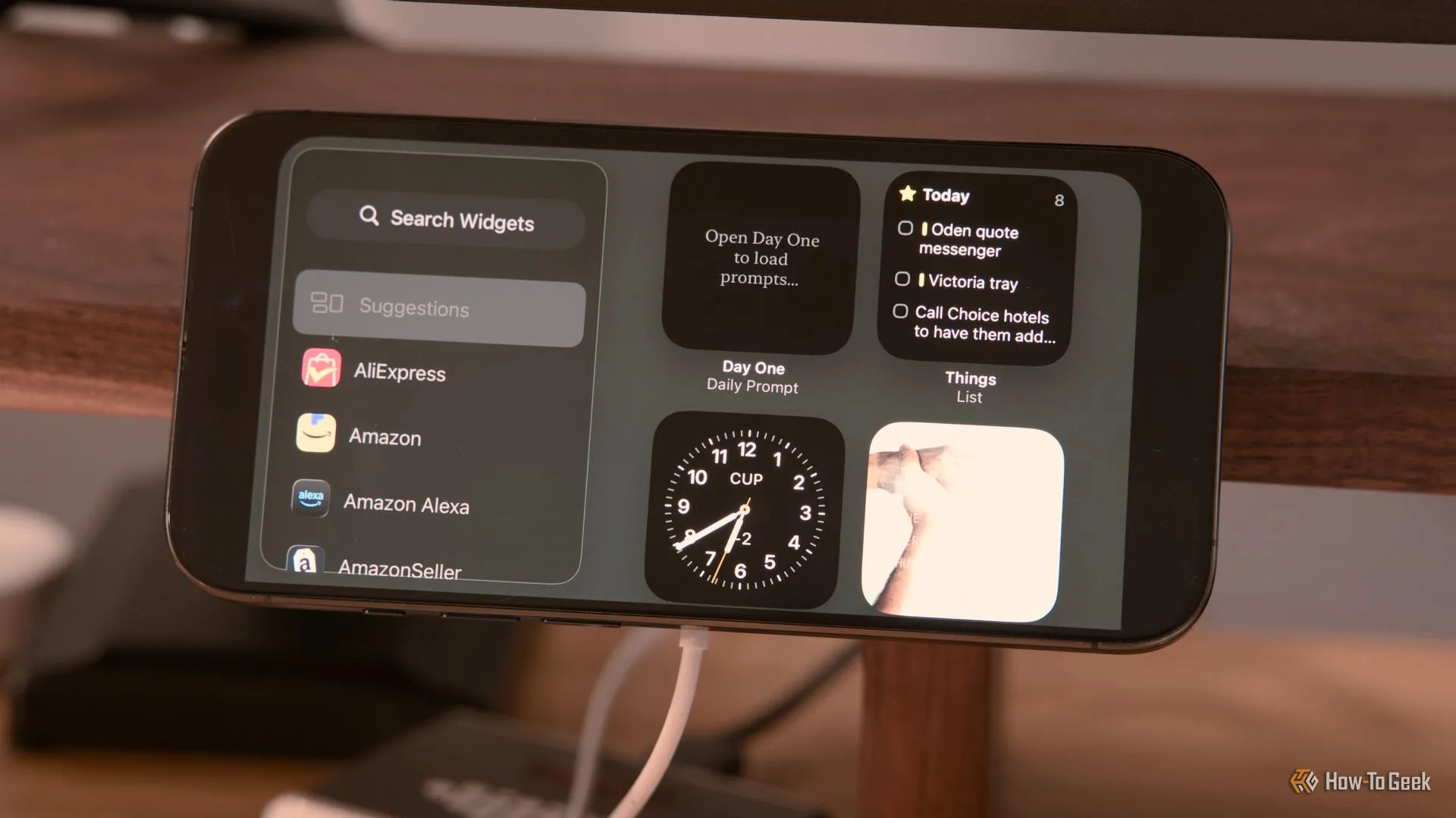 Màn hình widget tùy chỉnh trên iPhone 15 Pro ở chế độ StandBy