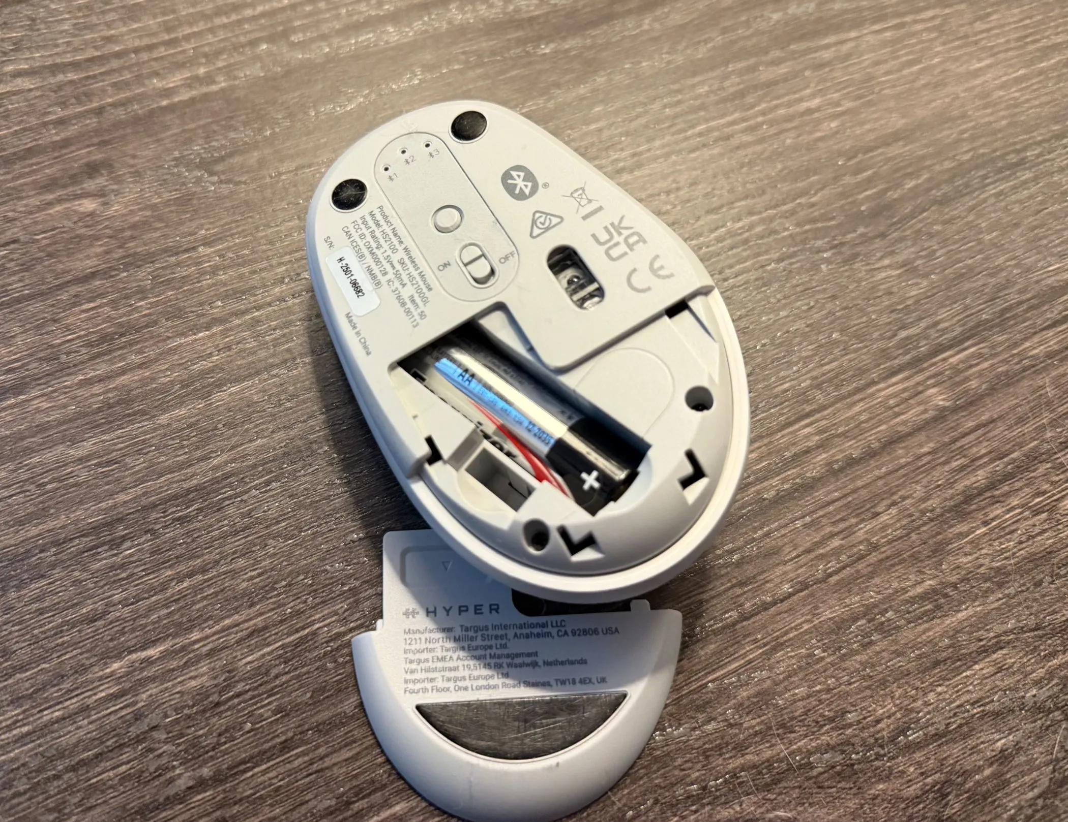 Mặt dưới chuột Hyper HyperSpace Bluetooth Mouse và nắp pin AA dễ dàng tháo lắp
