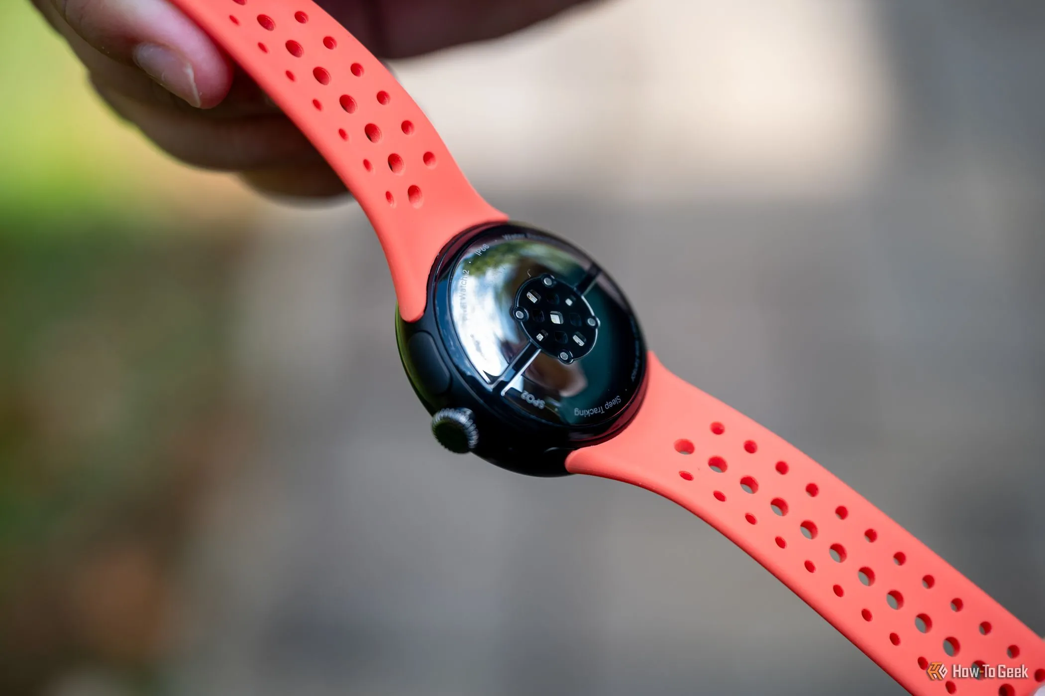 Mặt dưới của Google Pixel Watch 2 với các điểm sạc và cảm biến nhịp tim, cho thấy công nghệ theo dõi sức khỏe của đồng hồ thông minh.