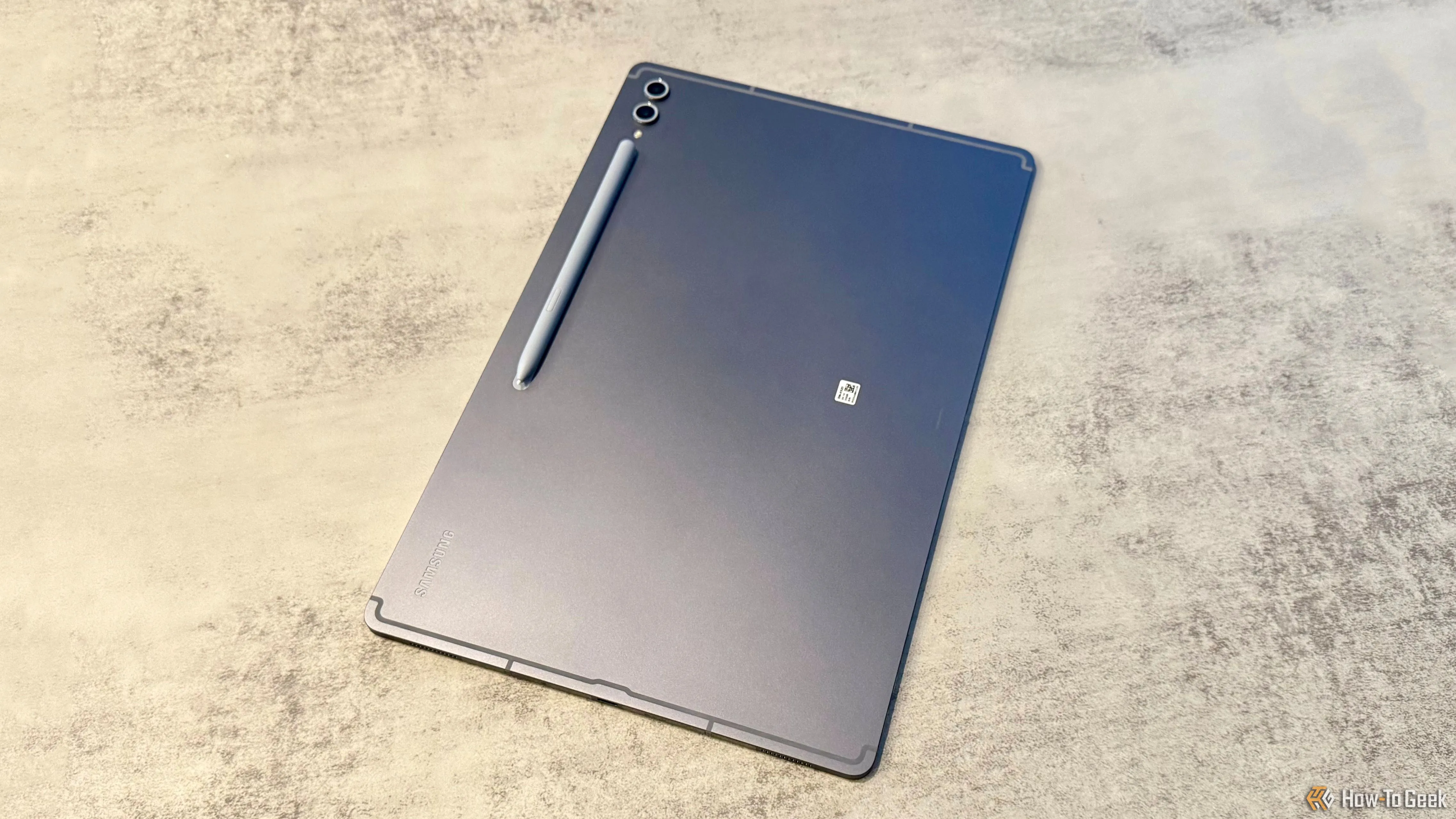 Mặt lưng của Samsung Galaxy Tab S10 Ultra với bút S Pen đang được gắn từ tính vào vị trí sạc.