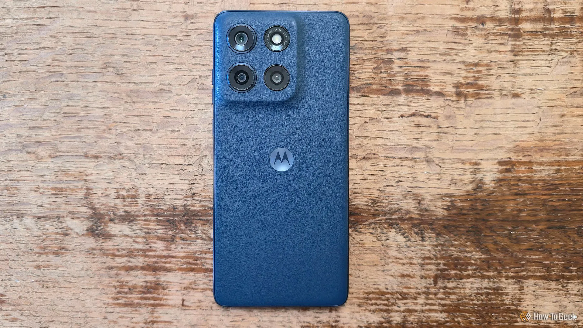 Mặt lưng điện thoại Motorola Moto G Stylus (2025) với camera và logo Motorola.