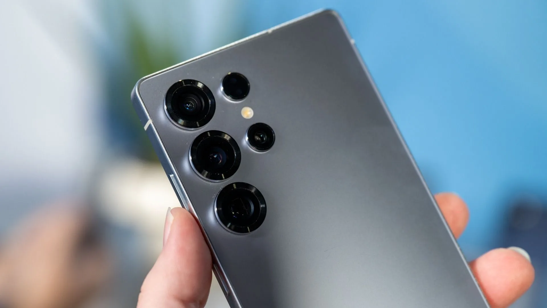 Mặt lưng điện thoại Samsung Galaxy S25 Ultra với cụm camera