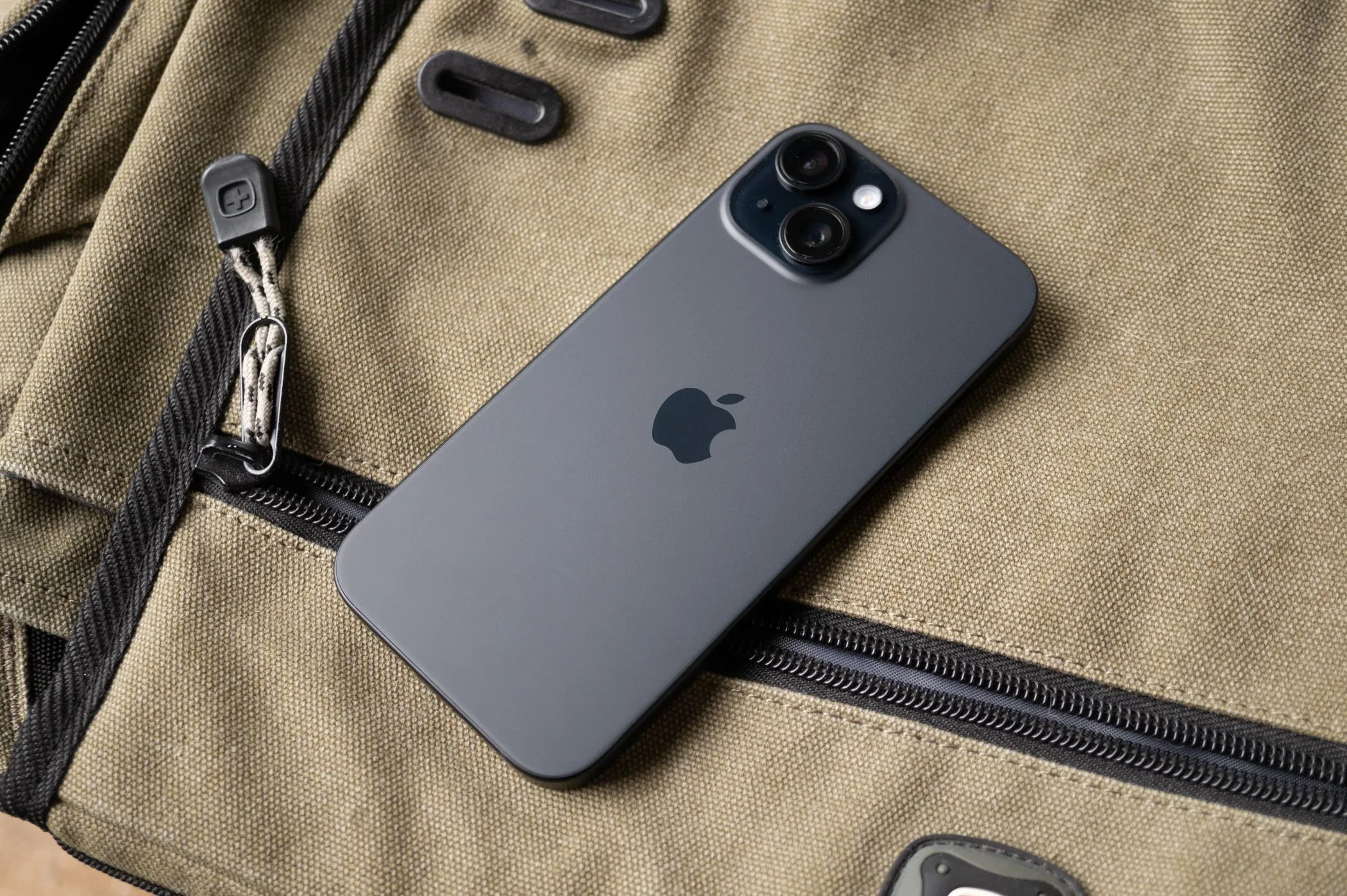 Mặt lưng iPhone 15 màu xanh lá với cụm camera kép đặt chéo.
