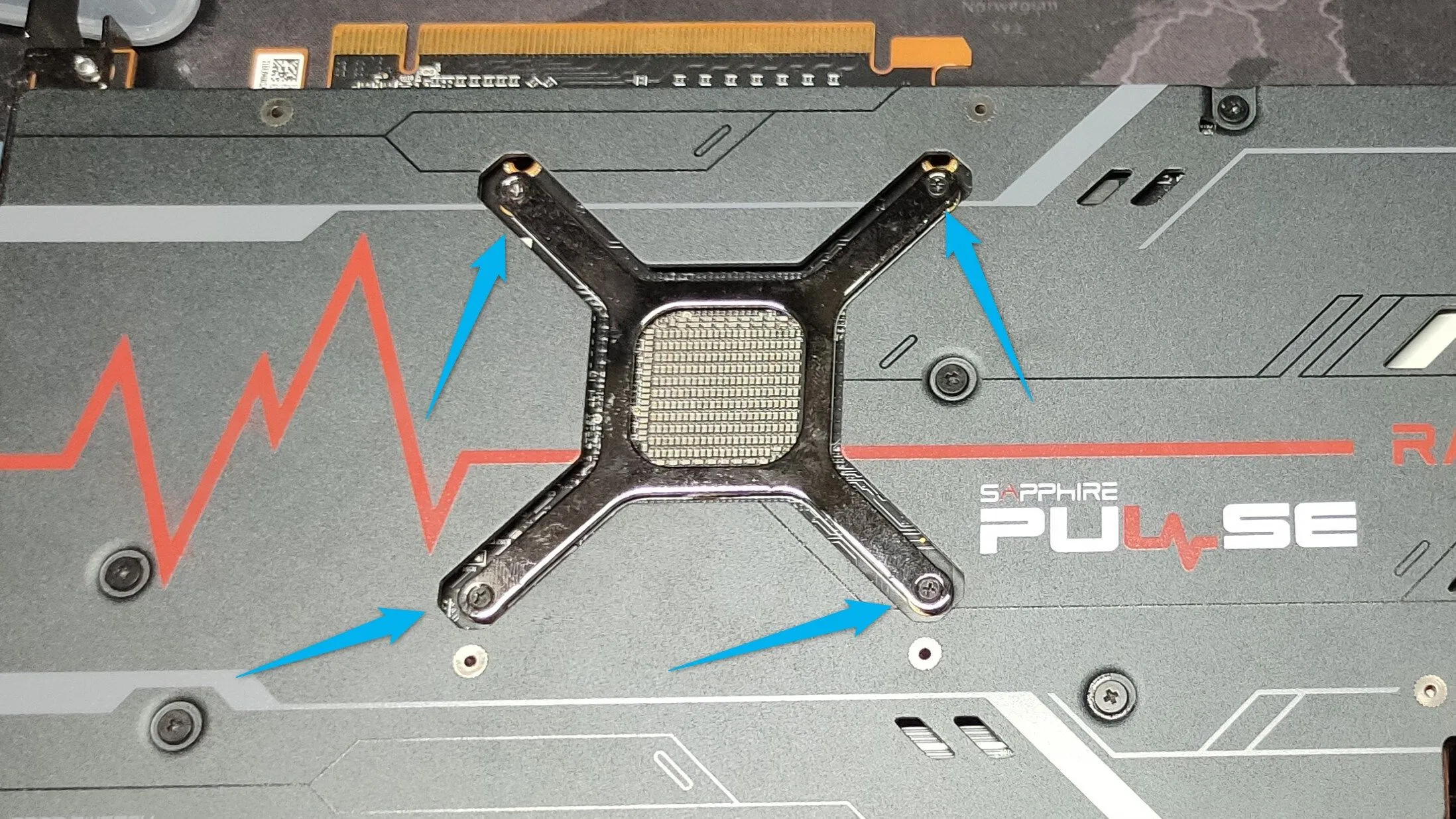 Mặt sau của card đồ họa Sapphire Pulse AMD RX 6800 XT bị mất tem bảo hành, cho thấy đã bị mở