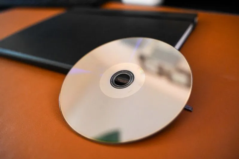 Mặt sau của đĩa DVD, tượng trưng cho việc sao lưu dữ liệu phim