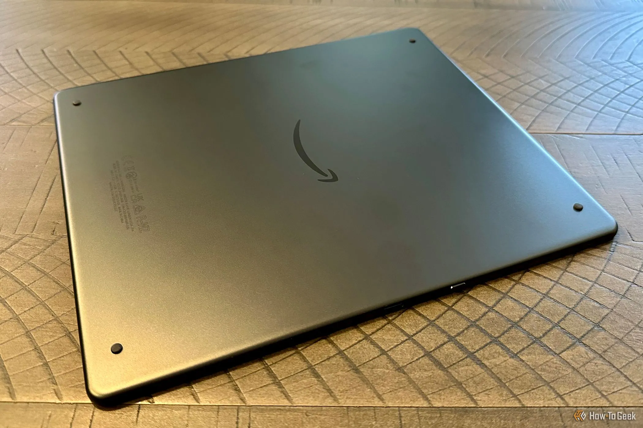 Mặt sau của máy đọc sách Kindle Scribe hiển thị nút nguồn và thiết kế tinh tế
