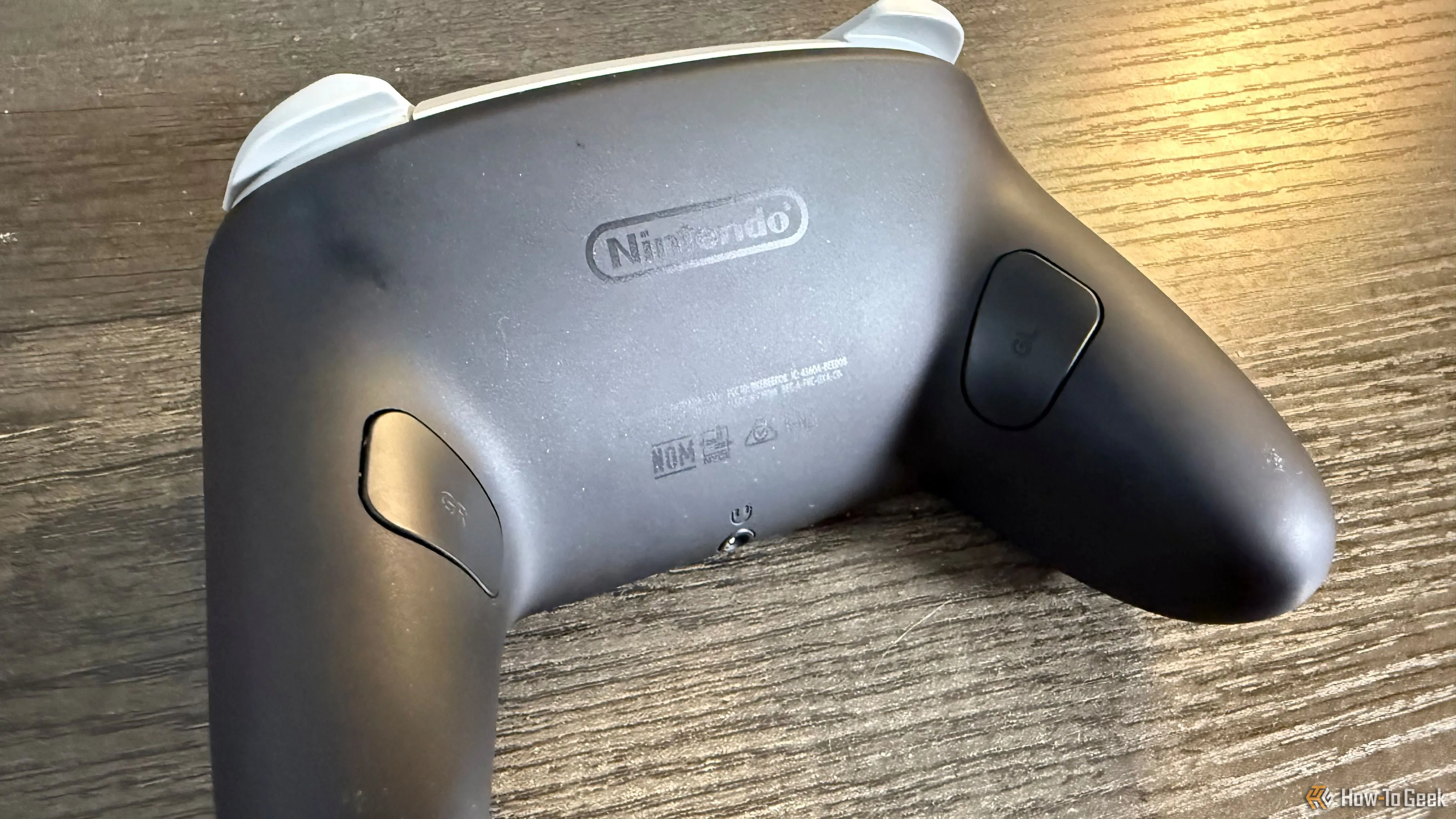 Mặt sau và các nút back paddle trên tay cầm Nintendo Switch 2 Pro Controller
