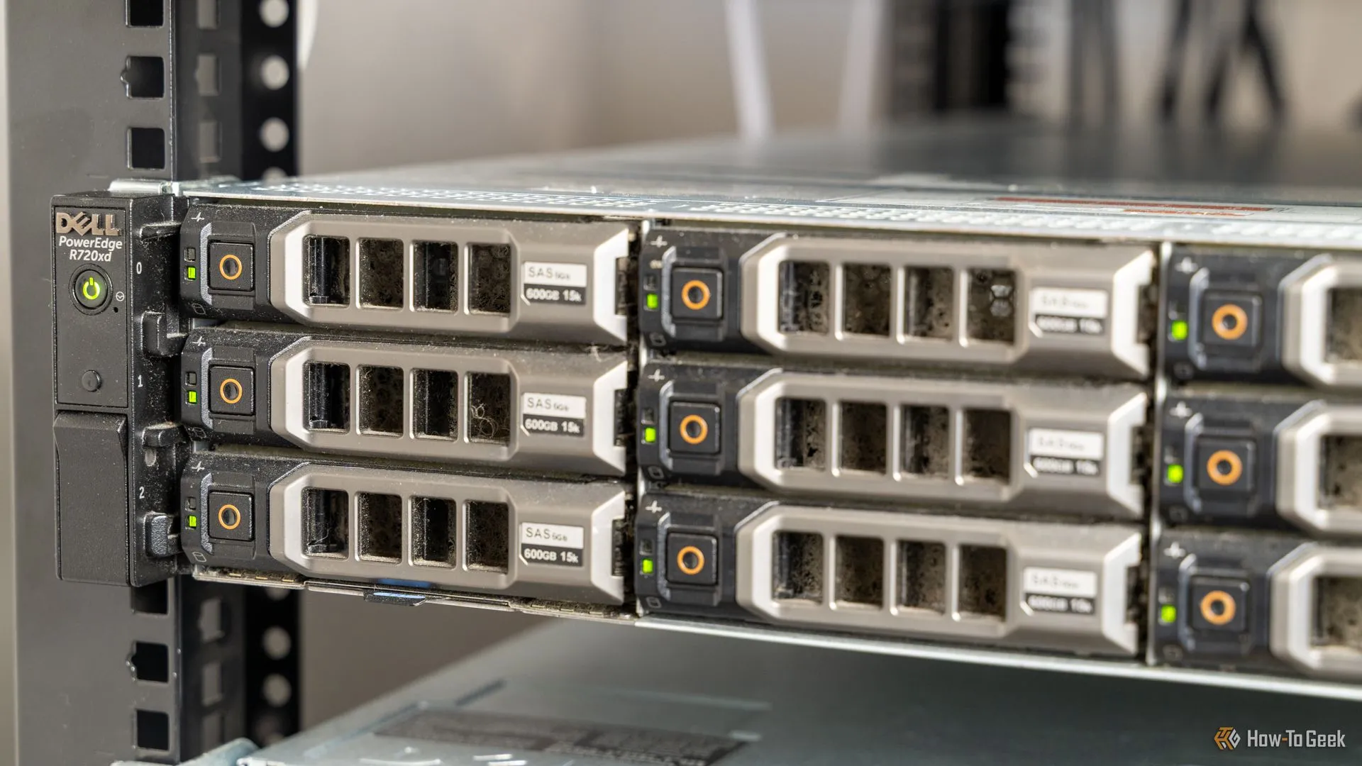 Mặt trước của máy chủ lưu trữ Dell R720xd với các khay ổ cứng