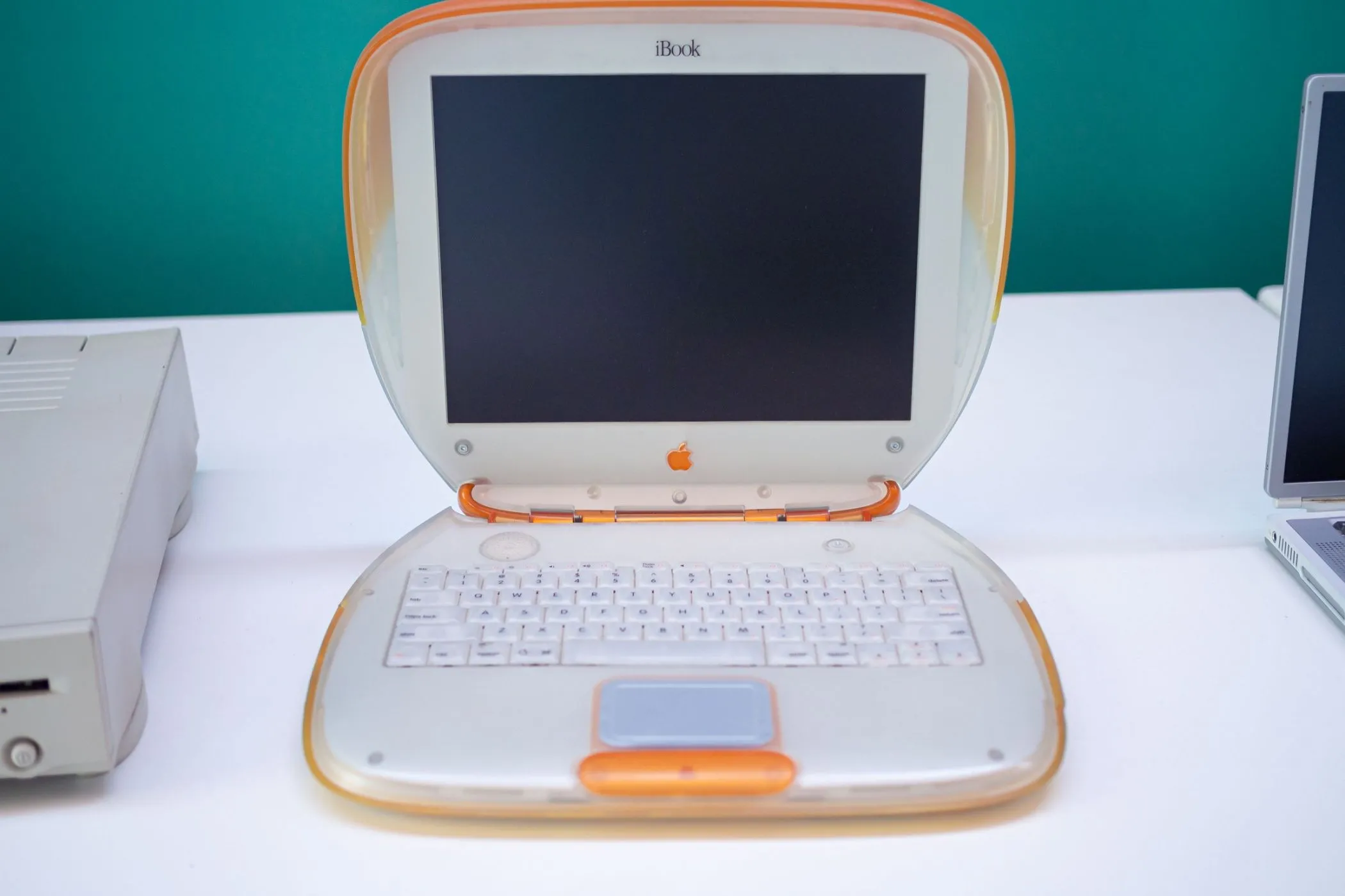 Mẫu Apple iBook G3 đời đầu năm 1999.