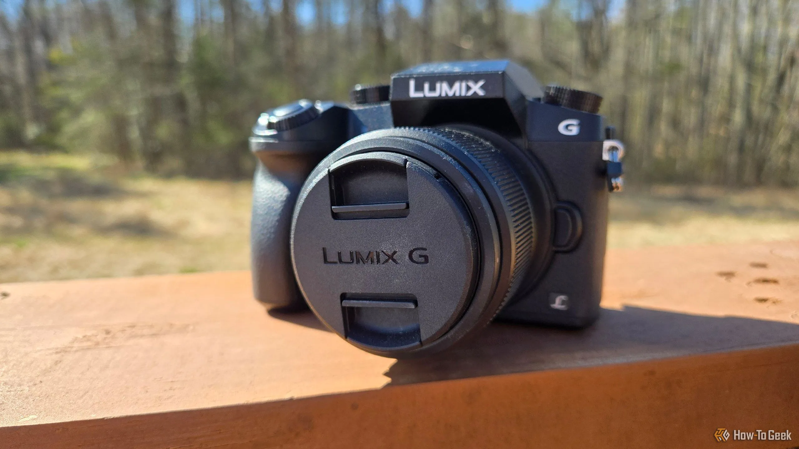 Máy ảnh mirrorless Panasonic Lumix G7 trên lan can, đối trọng về chất lượng ảnh so với camera smartphone hiện đại