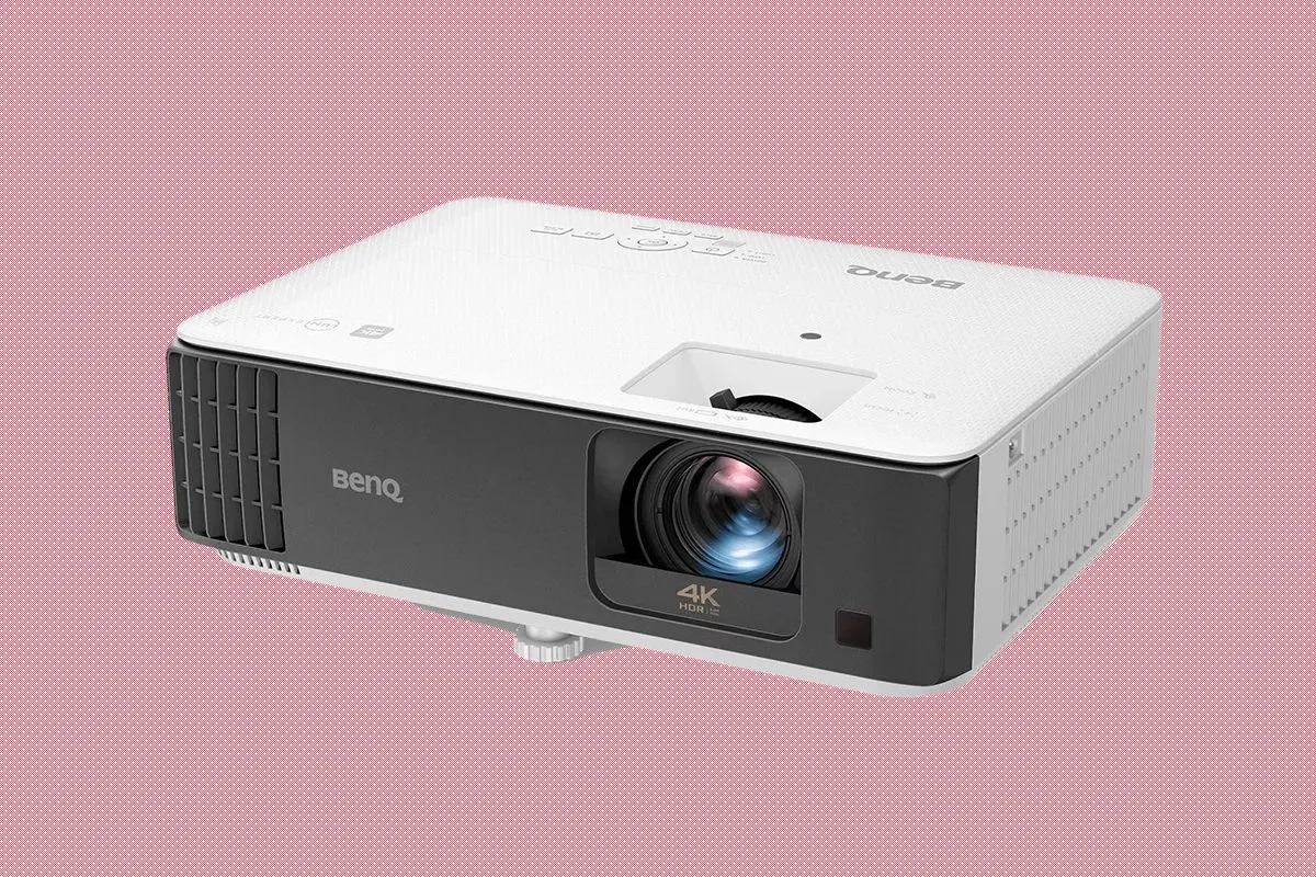 Máy chiếu BenQ TK700STi 4K màu trắng trên mặt bàn