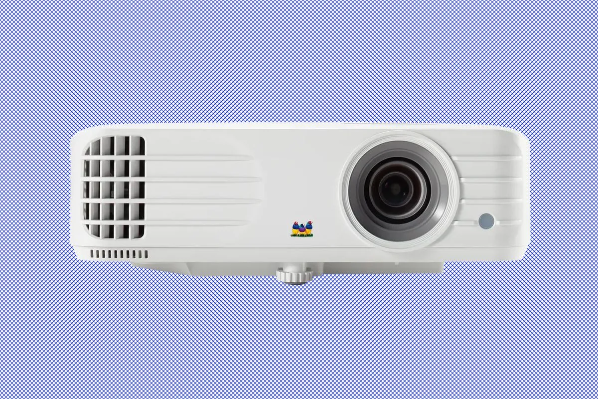 Máy chiếu ViewSonic PX701HDH 1080p màu trắng đặt trên mặt bàn