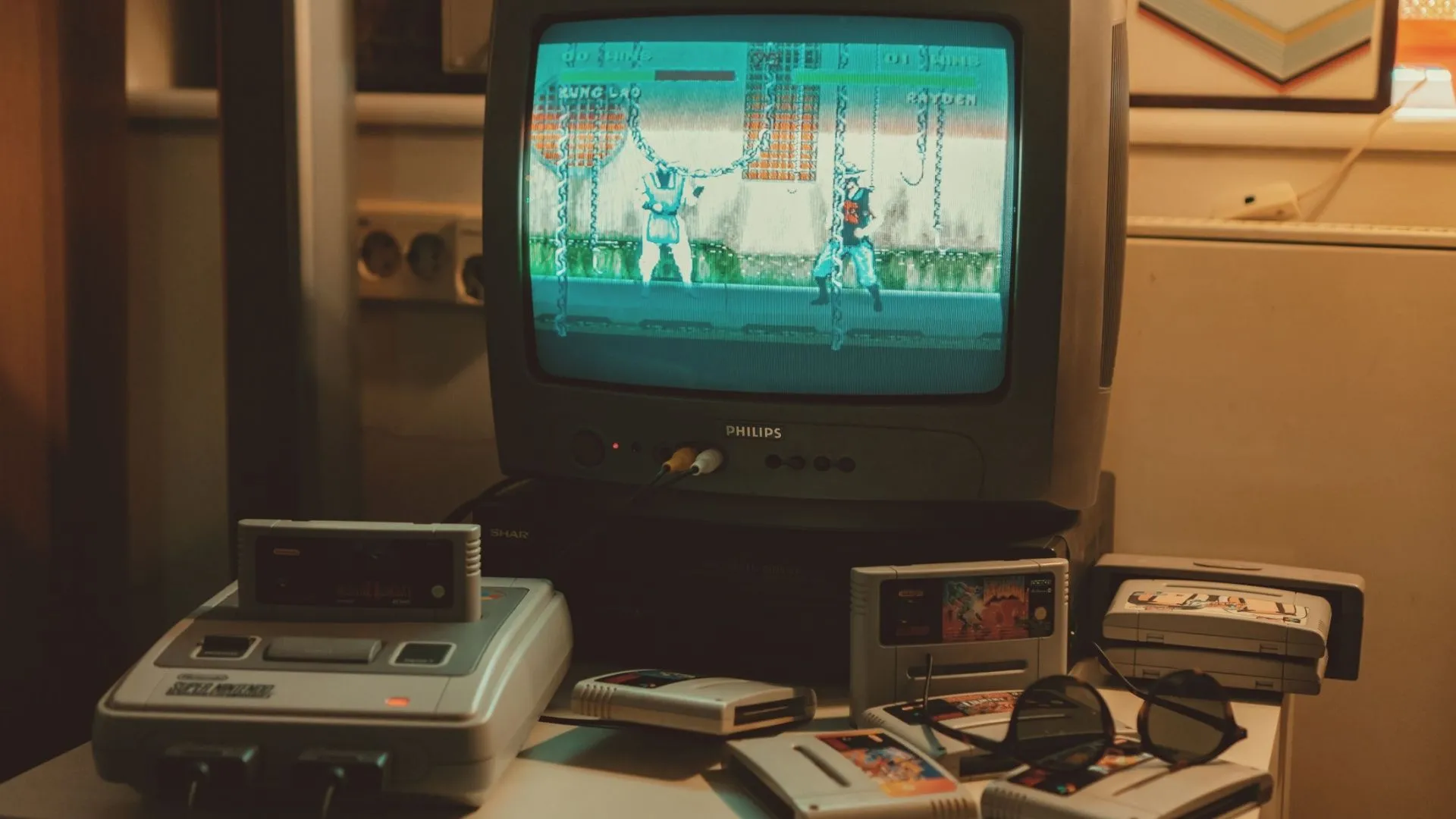Máy chơi game Nintendo SNES kết nối với TV CRT cổ điển cùng với các băng game xếp quanh.