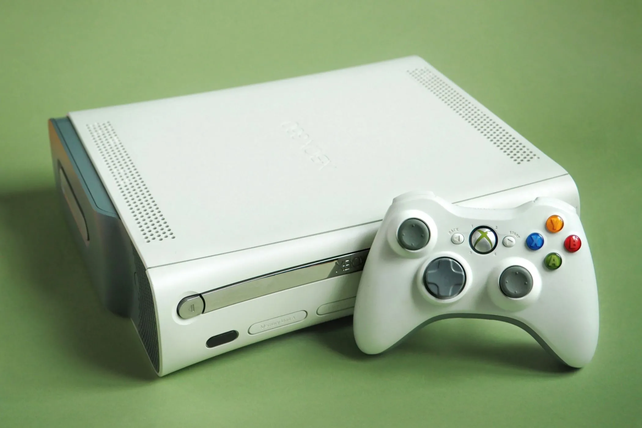 Máy chơi game Xbox 360 màu trắng cùng tay cầm, đại diện cho một thế hệ console độc đáo của Microsoft