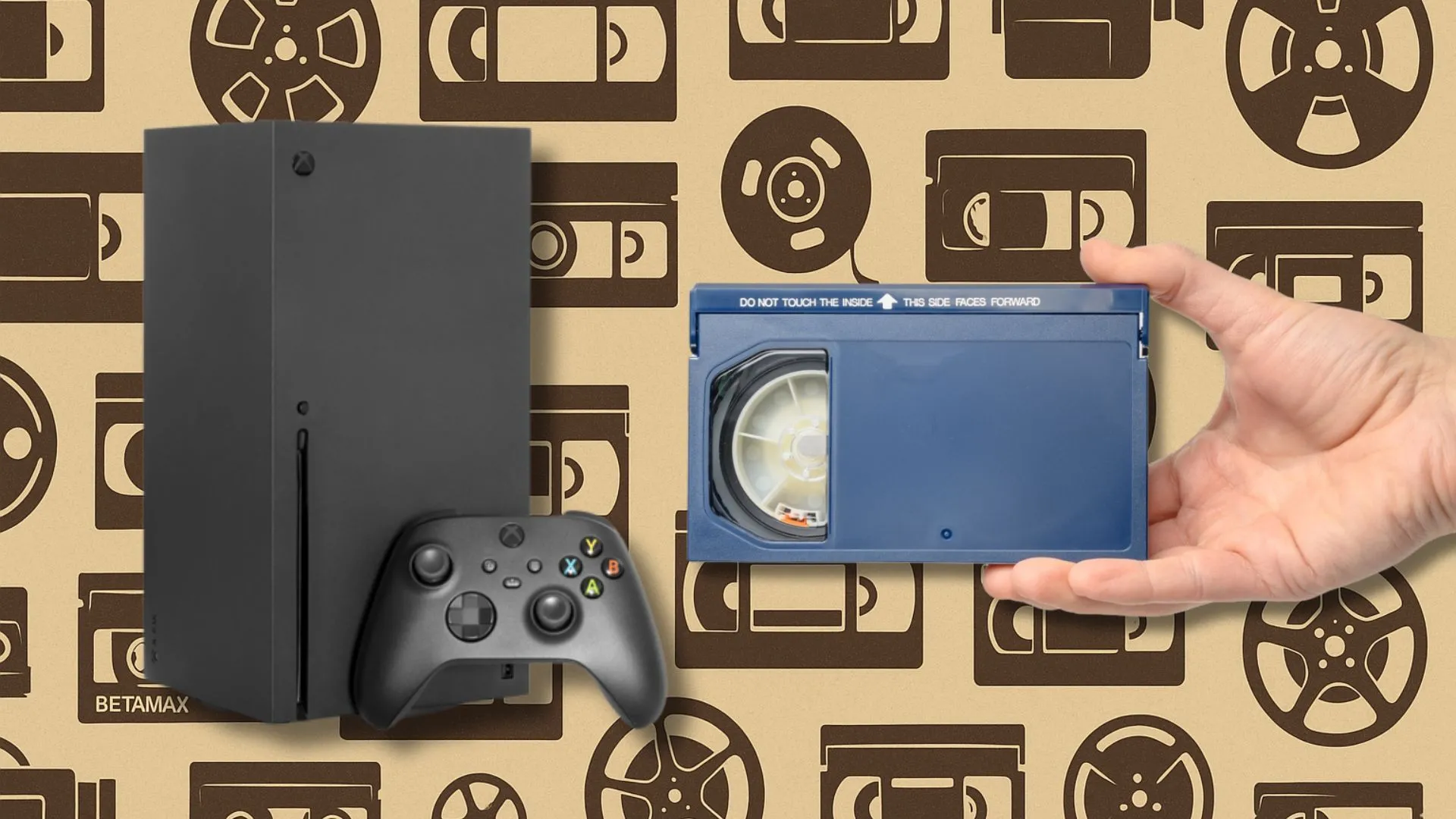 Máy chơi game Xbox Series X cạnh băng Betamax, tượng trưng cho những thất bại phần cứng của Microsoft