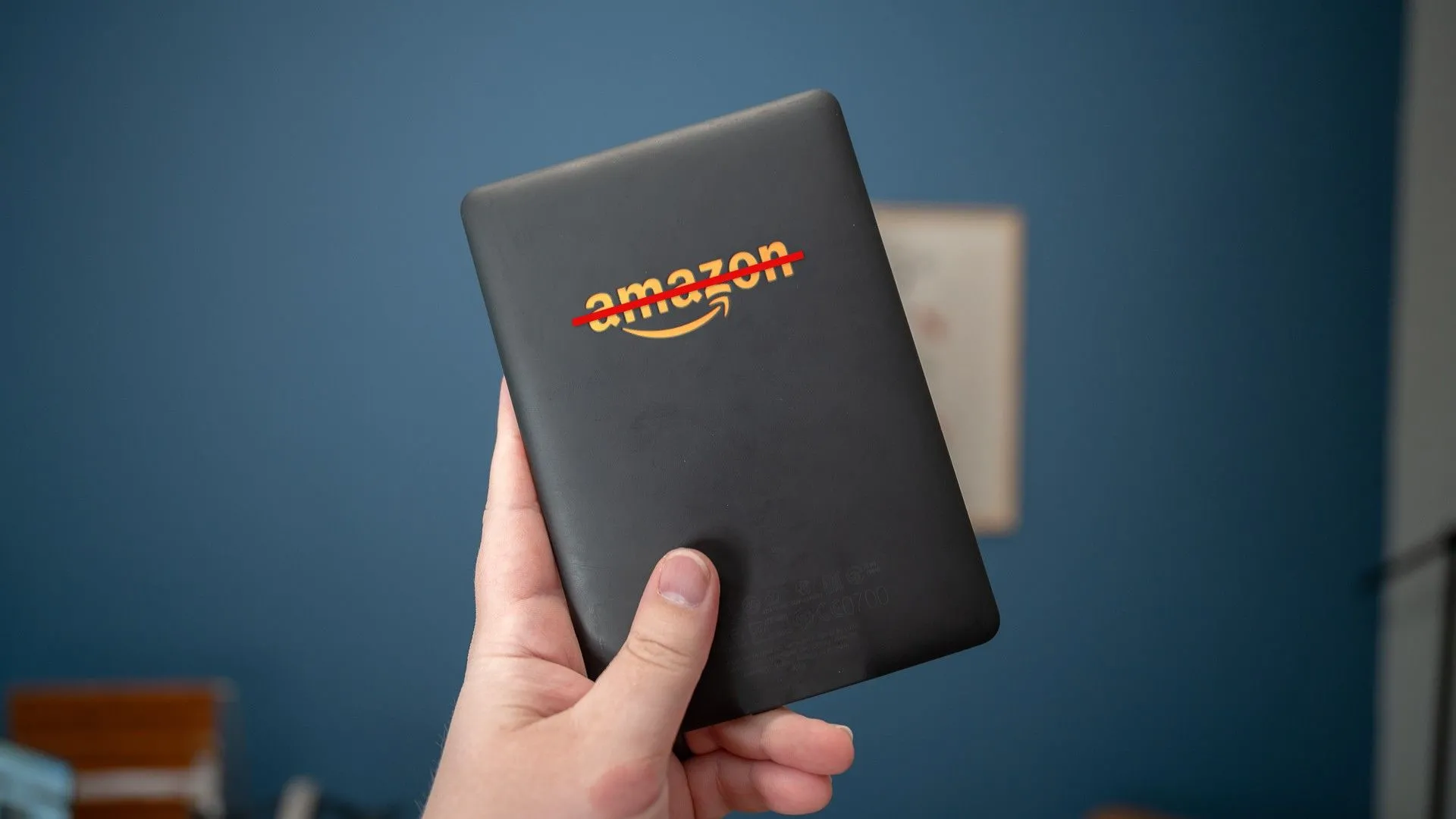 Máy đọc sách Kindle với logo Amazon bị gạch bỏ, tượng trưng cho việc thoát ly khỏi hệ sinh thái Amazon.