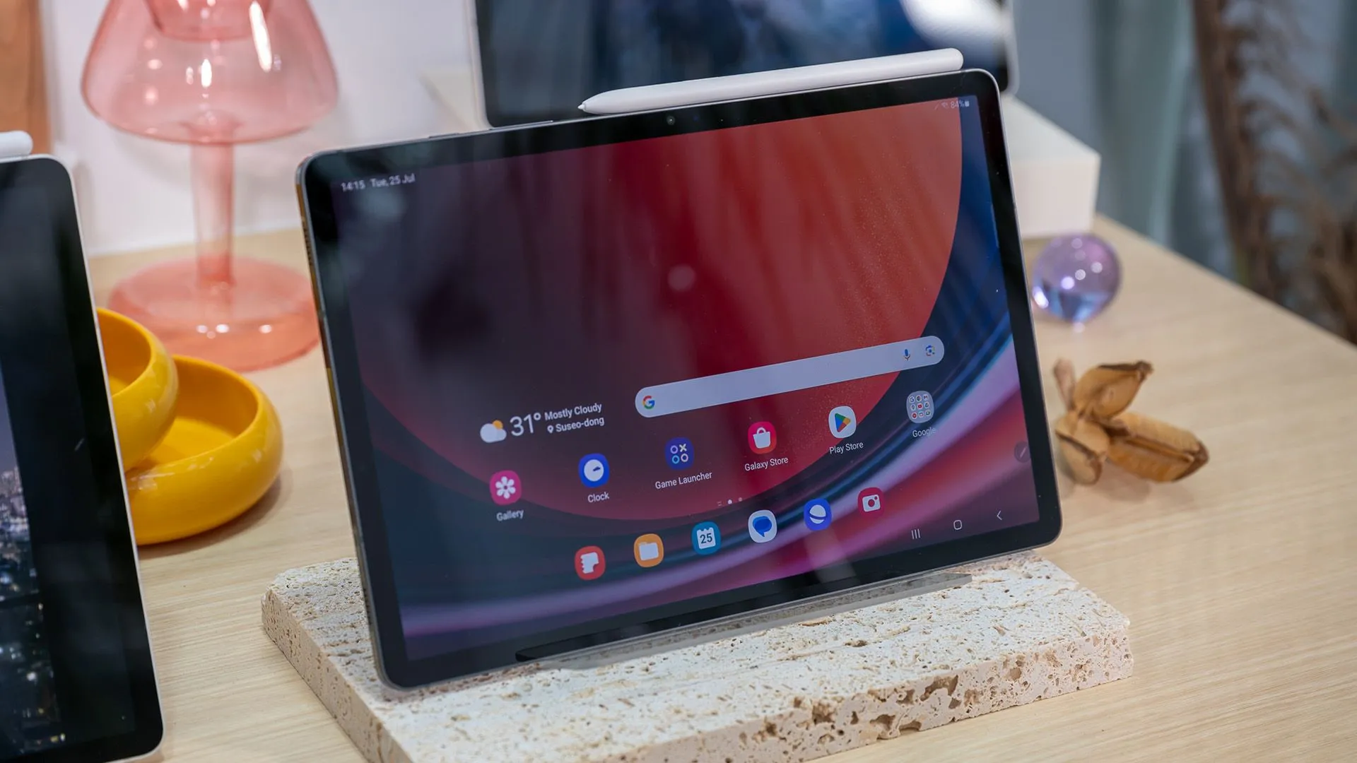 Máy tính bảng Samsung Galaxy Tab S9 hiển thị màn hình chính khi chơi game
