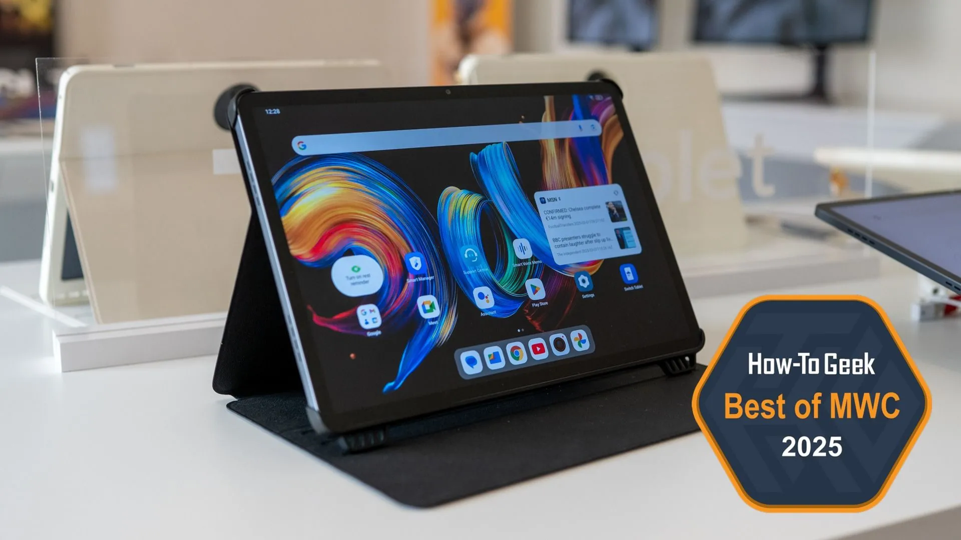 Máy tính bảng TCL NXTPAPER 11 Plus đặt trên bàn cùng bao da