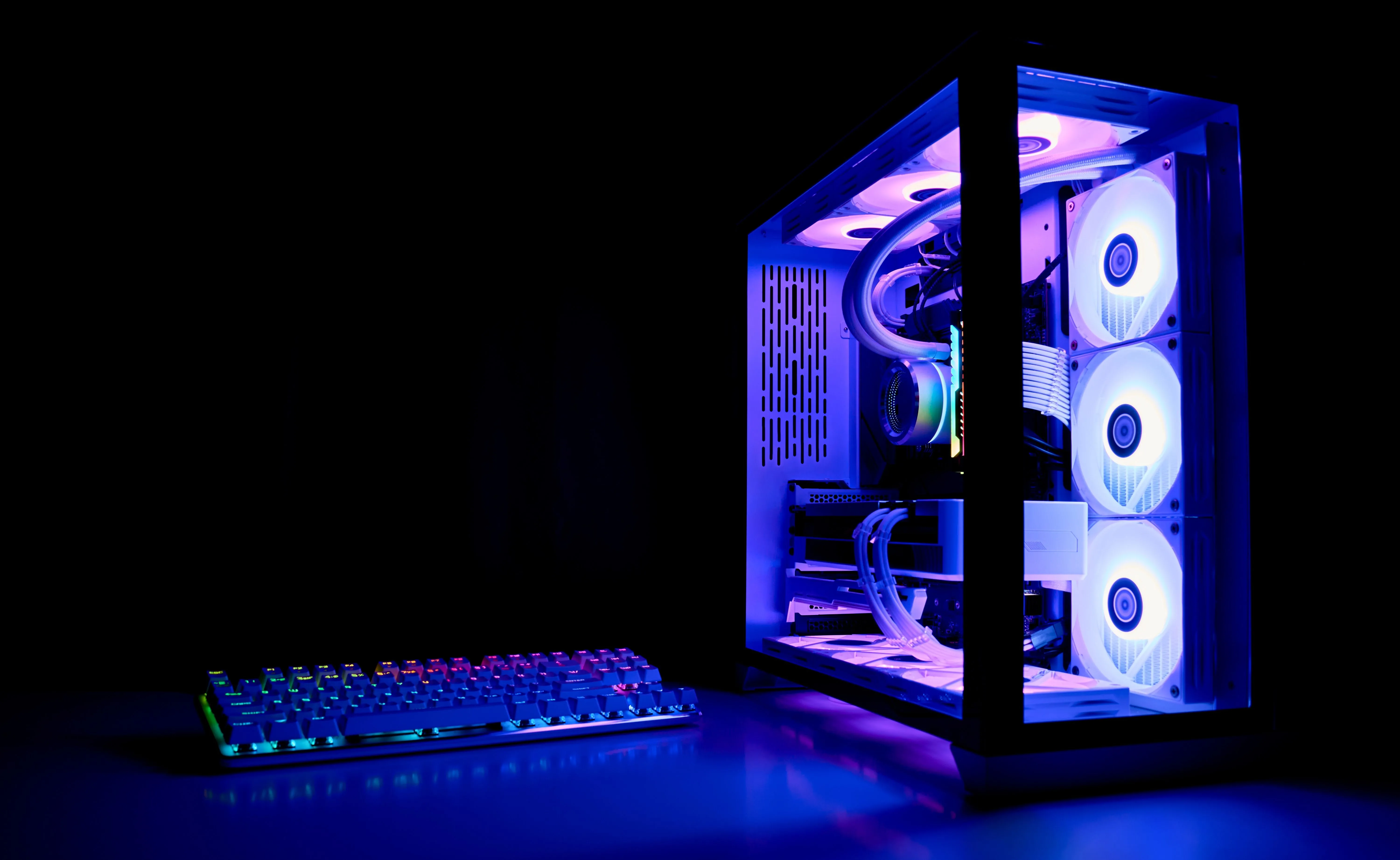 Máy tính chơi game tản nhiệt nước với đèn LED RGB.