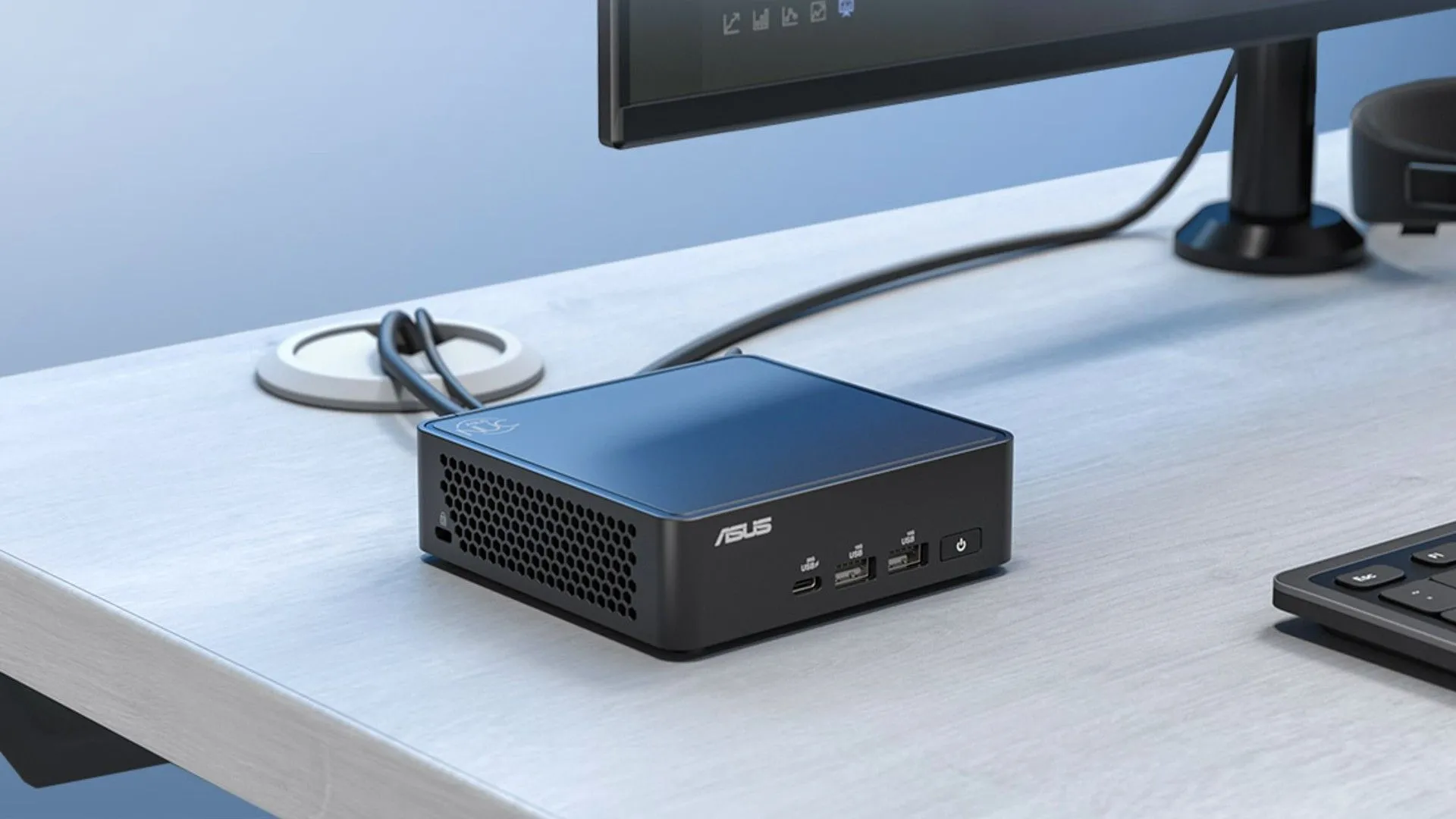 Máy tính mini ASUS NUC 15 Pro kết nối với màn hình, thể hiện sự nhỏ gọn và hoạt động êm ái của máy tính mini dùng làm server Home Assistant.
