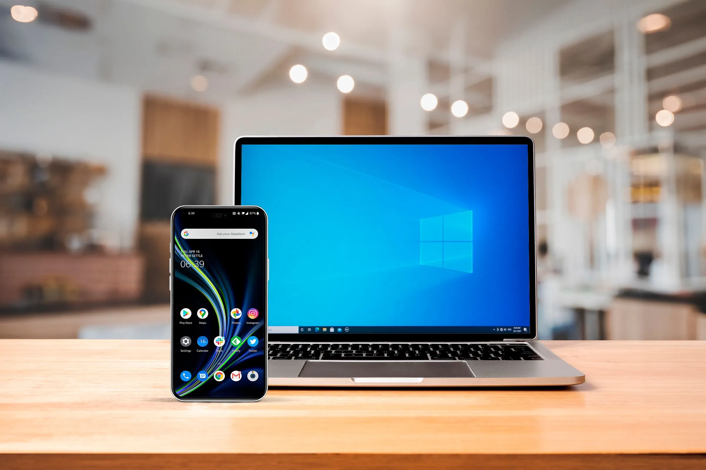 Máy tính xách tay chạy Windows và điện thoại Android, minh họa sự tích hợp giữa các thiết bị di động và máy tính, tương tự như khả năng của KDE Connect.