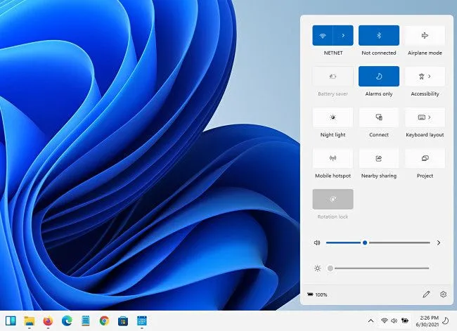 Menu Cài đặt Nhanh (Quick Settings) của Windows 11 mở rộng theo chiều dọc, minh họa phím tắt Win+A.