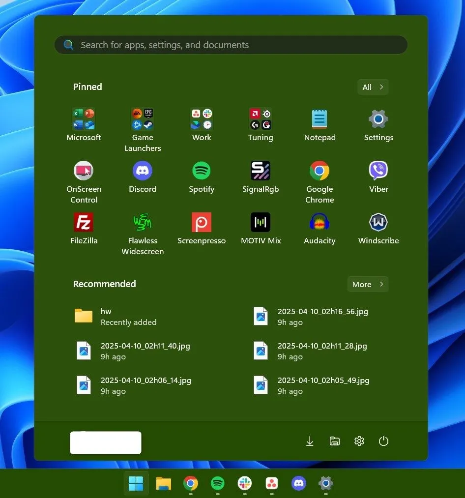 Menu Start Windows 11 với màu nền xanh lá cây