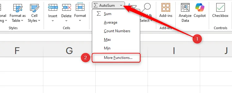 Menu thả xuống AutoSum trong Excel mở rộng, hiển thị tùy chọn &quot;More Functions&quot; (Thêm Hàm) để truy cập các hàm nâng cao.