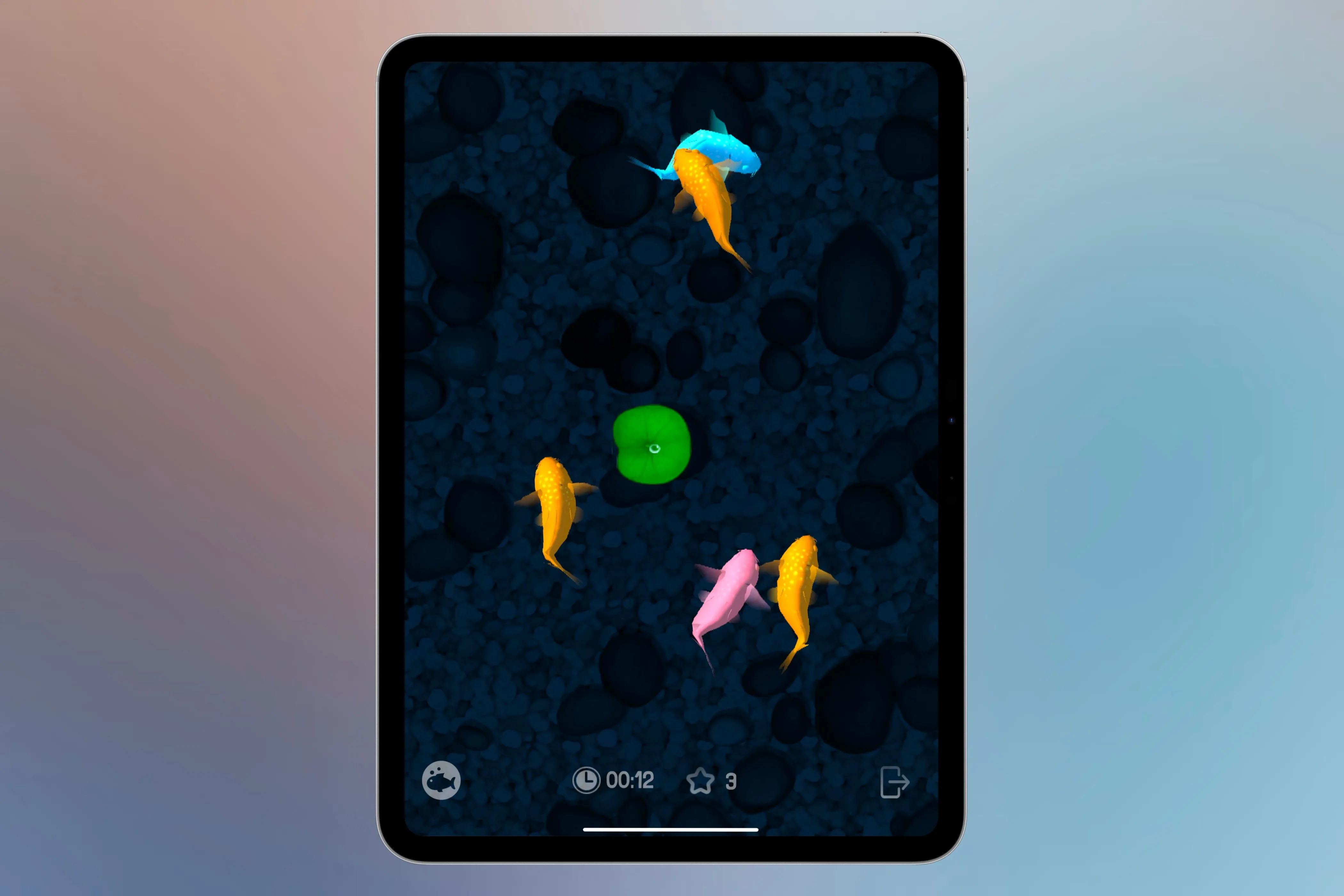 Mèo đang chơi game Cat Fishing 2 trên iPad, bắt những chú cá ảo màu sắc.