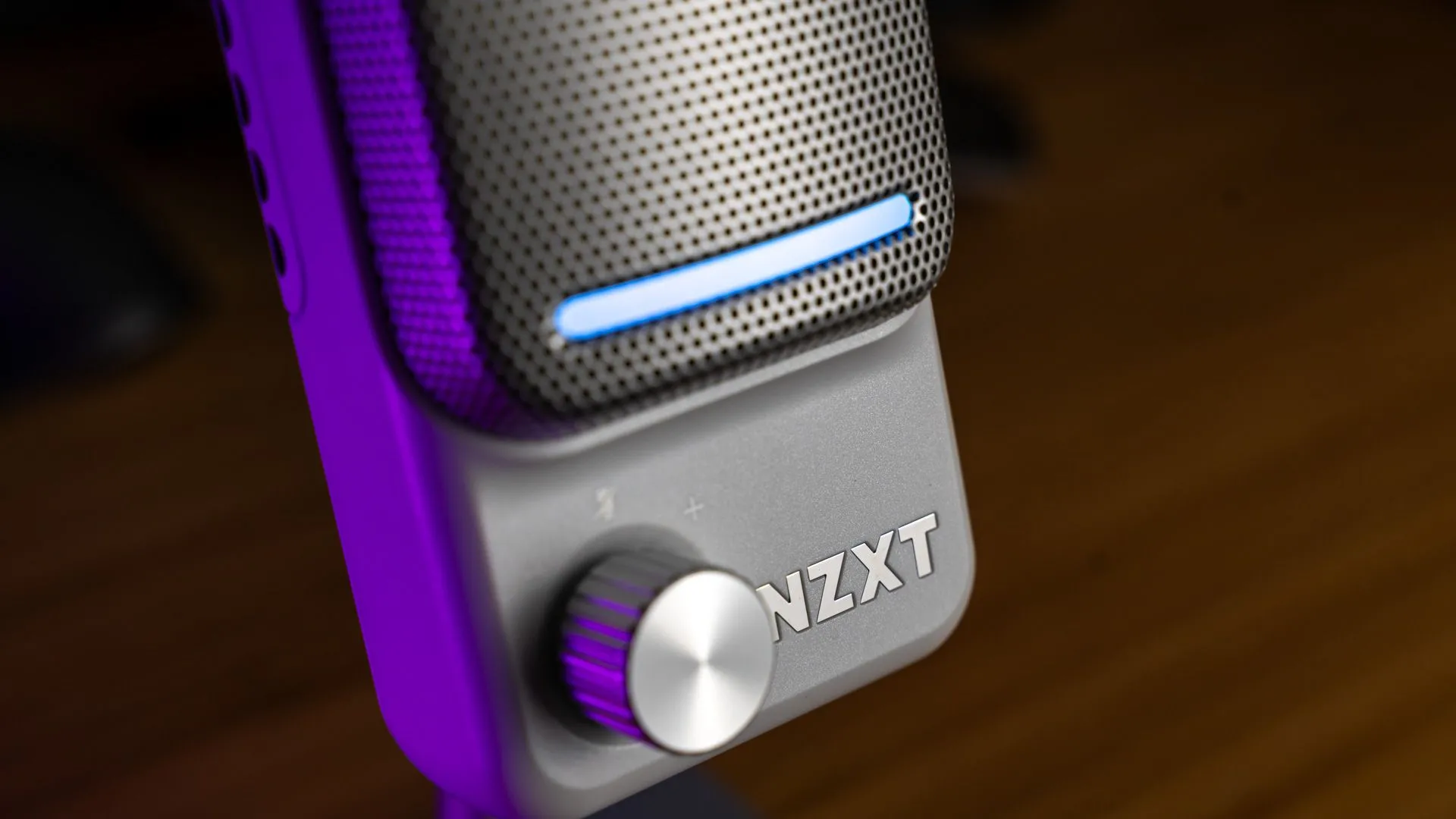Microphone NZXT Capsule Elite màu trắng nhìn nghiêng, hiển thị nút điều chỉnh độ lợi và logo.