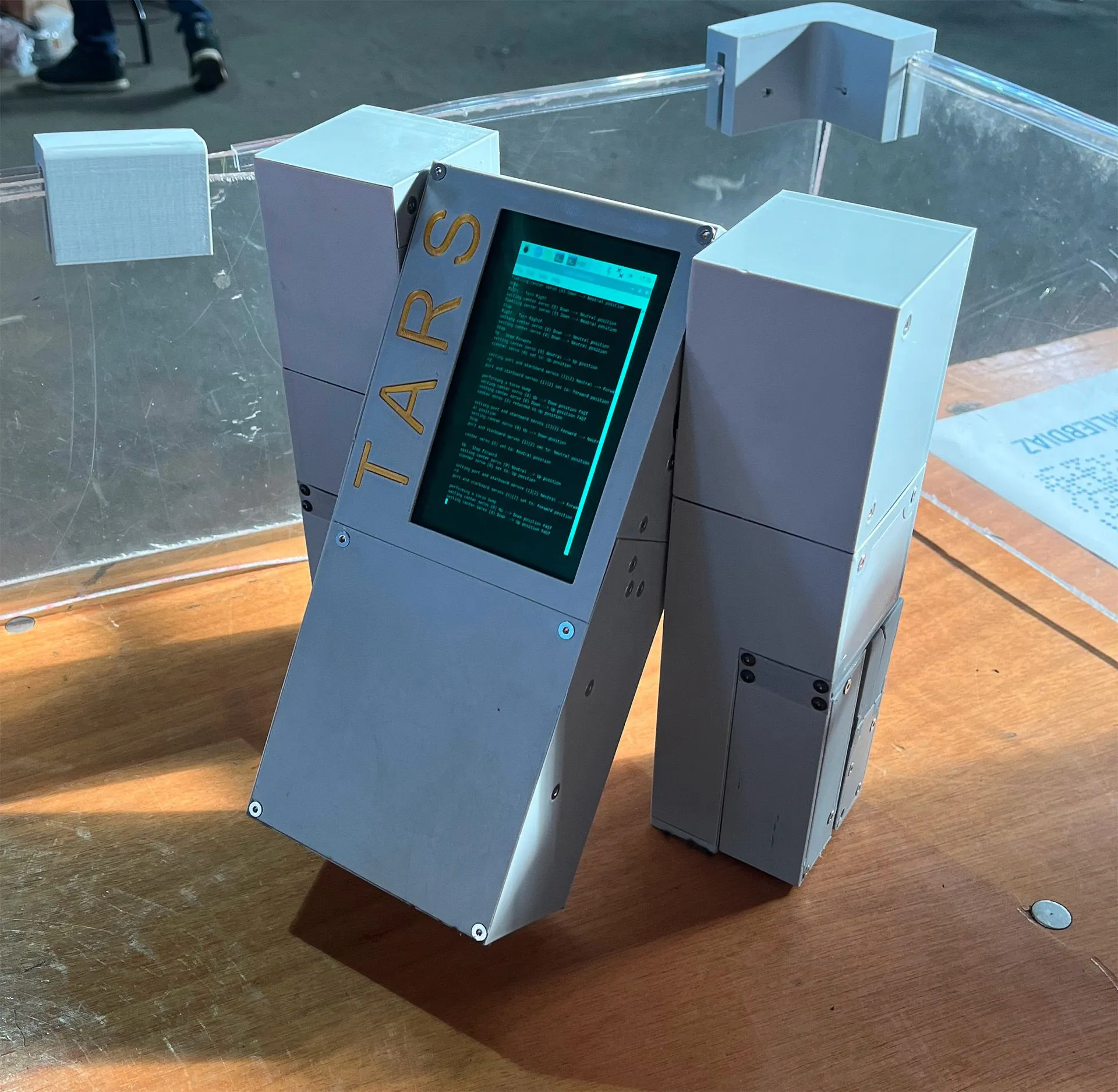 Mô hình robot TARS thu nhỏ lấy cảm hứng từ phim Interstellar, vận hành bằng Raspberry Pi