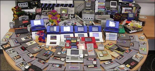 Một bộ sưu tập các băng game NES được xếp ngay ngắn trên kệ, tượng trưng cho niềm đam mê game retro.