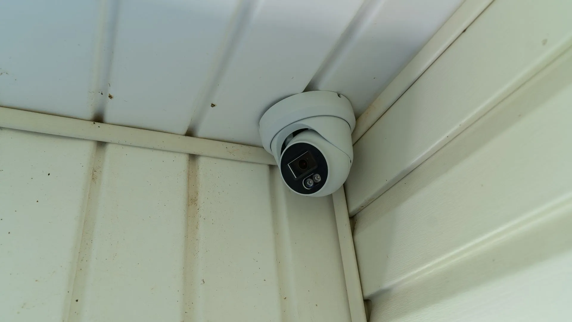 Một camera an ninh PoE gắn ở góc hiên nhà, gợi ý giải pháp lưu trữ cục bộ đáng tin cậy