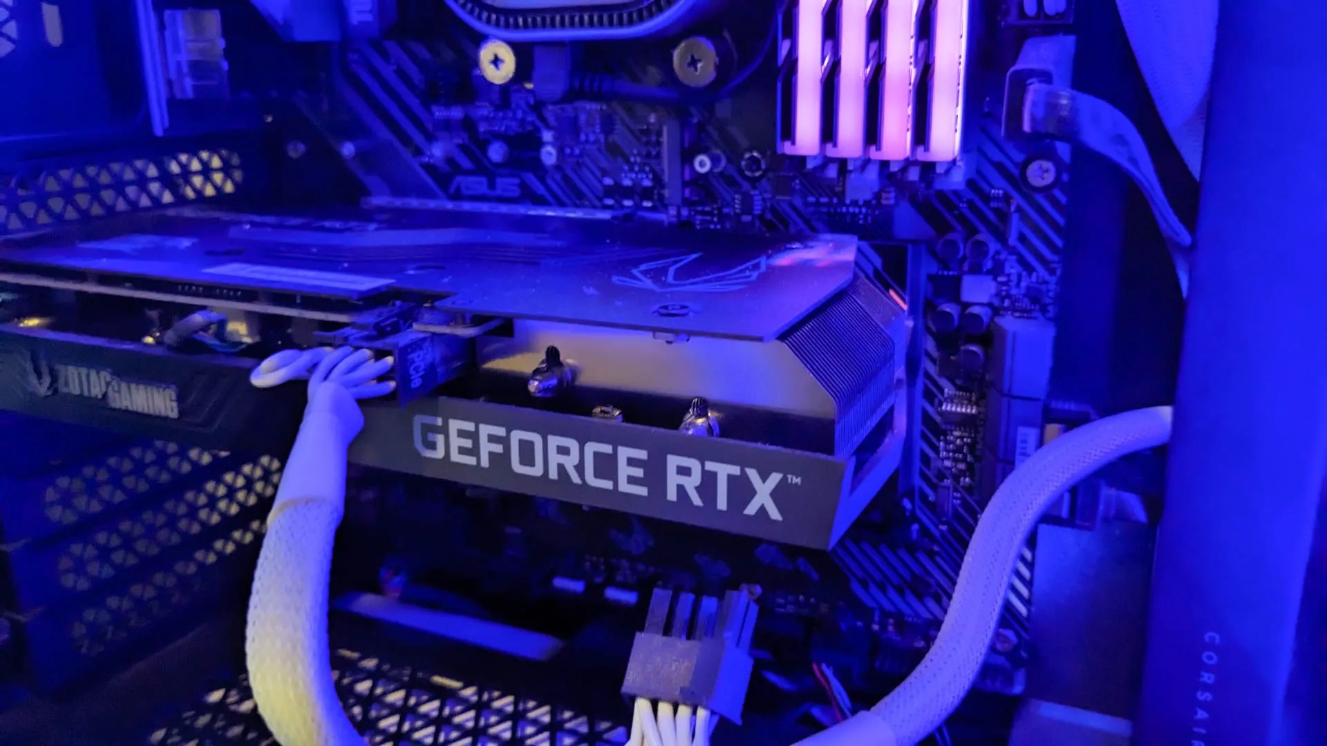 Một card đồ họa NVIDIA GeForce được lắp đặt trong máy tính, nhấn mạnh thách thức và giải pháp cho người dùng GPU NVIDIA trên Linux.