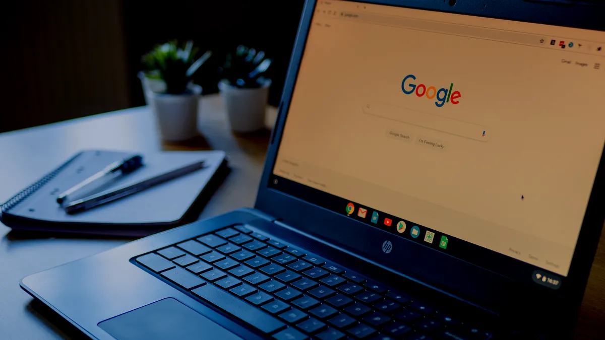 Một chiếc Chromebook được đặt trên bàn với tính năng Night Light đã bật, tối ưu cho việc đọc sách ban đêm.