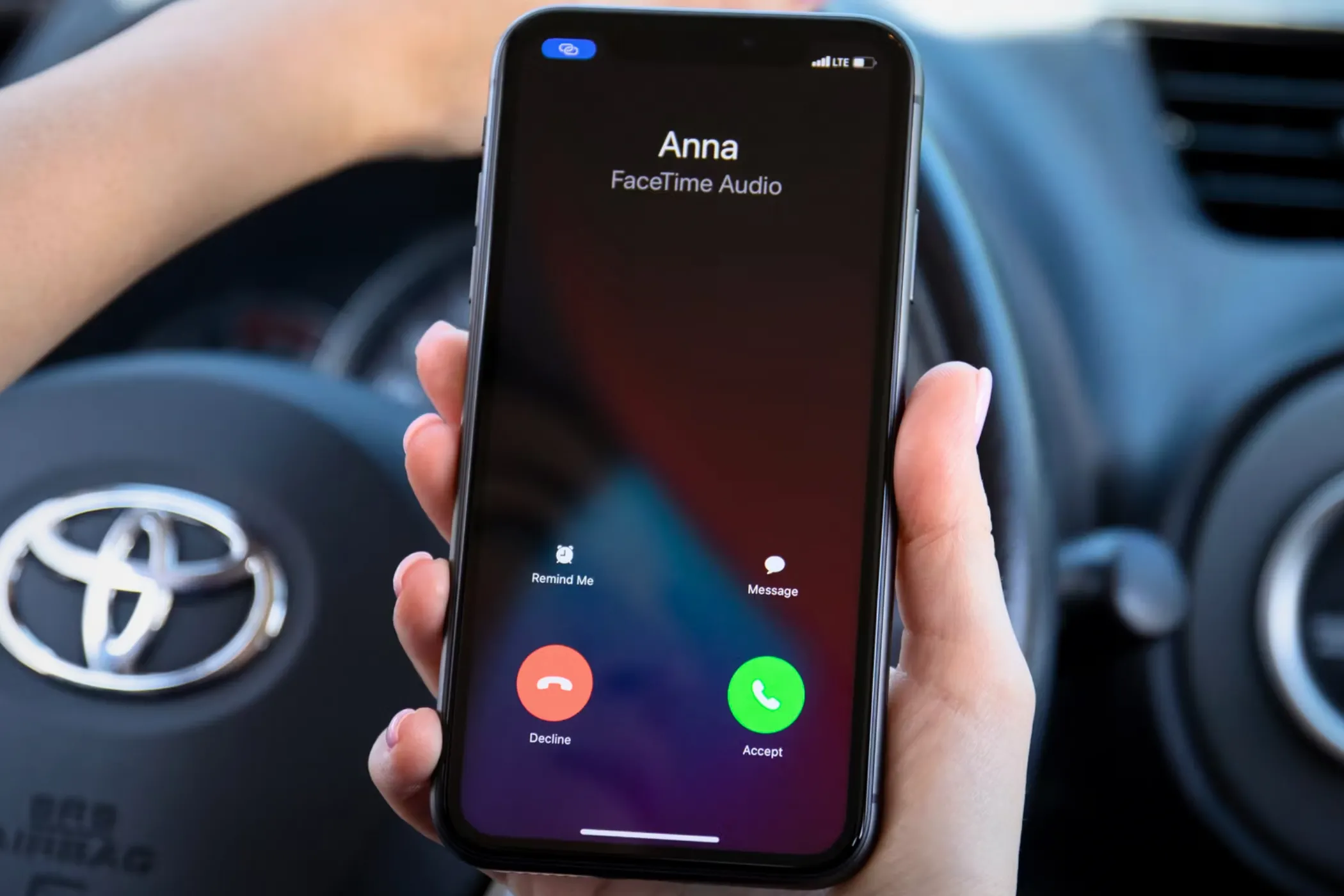 Một chiếc iPhone 11 đang nhận cuộc gọi FaceTime