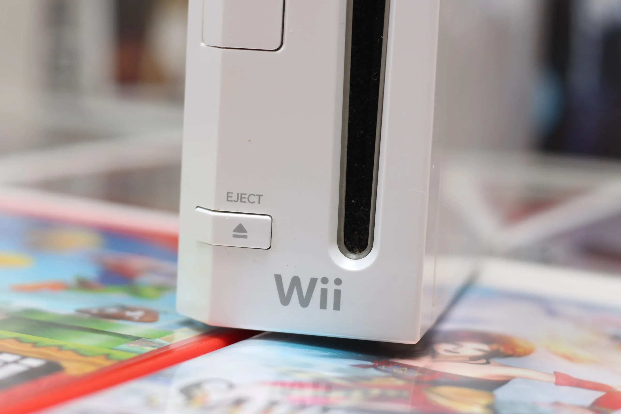 Một chiếc máy chơi game Nintendo Wii màu trắng.
