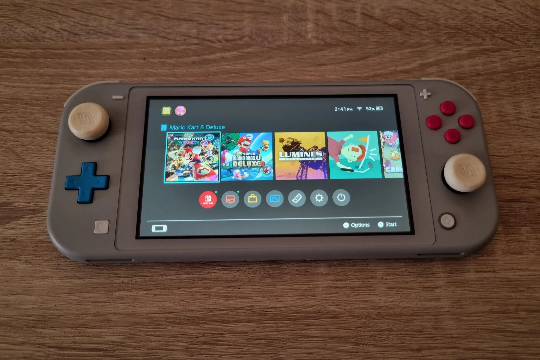 Một chiếc máy Nintendo Switch Lite màu vàng.