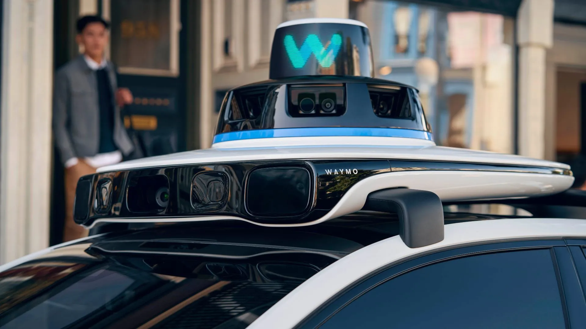 Một chiếc taxi tự lái Waymo Jaguar I-Pace với các cảm biến được lắp đặt trên nóc.